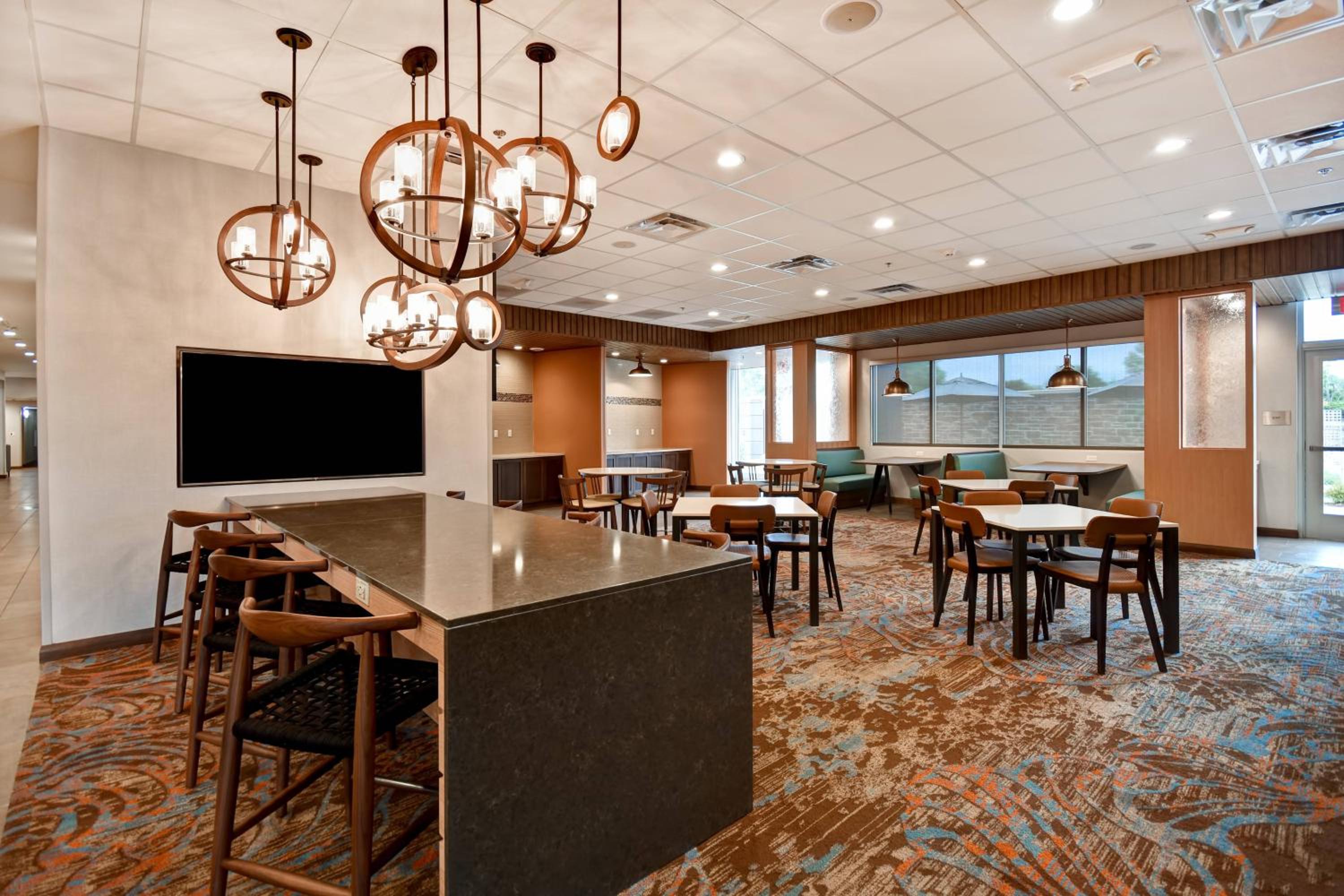 Glendale Vacations - Fairfield Inn  Suites by Marriott Milwaukee North - Property Image 1
