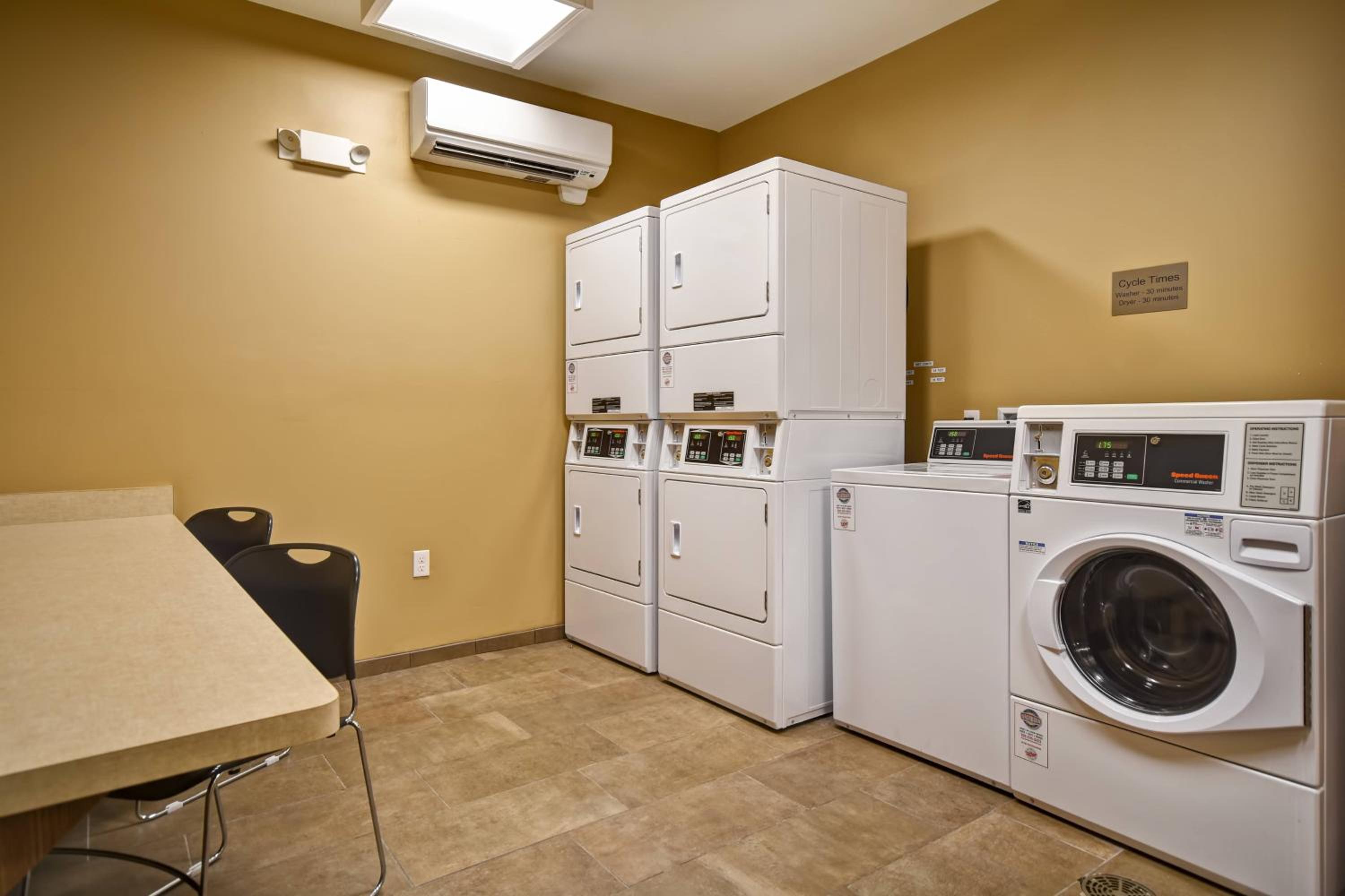 Glendale Vacations - Fairfield Inn  Suites by Marriott Milwaukee North - Property Image 10