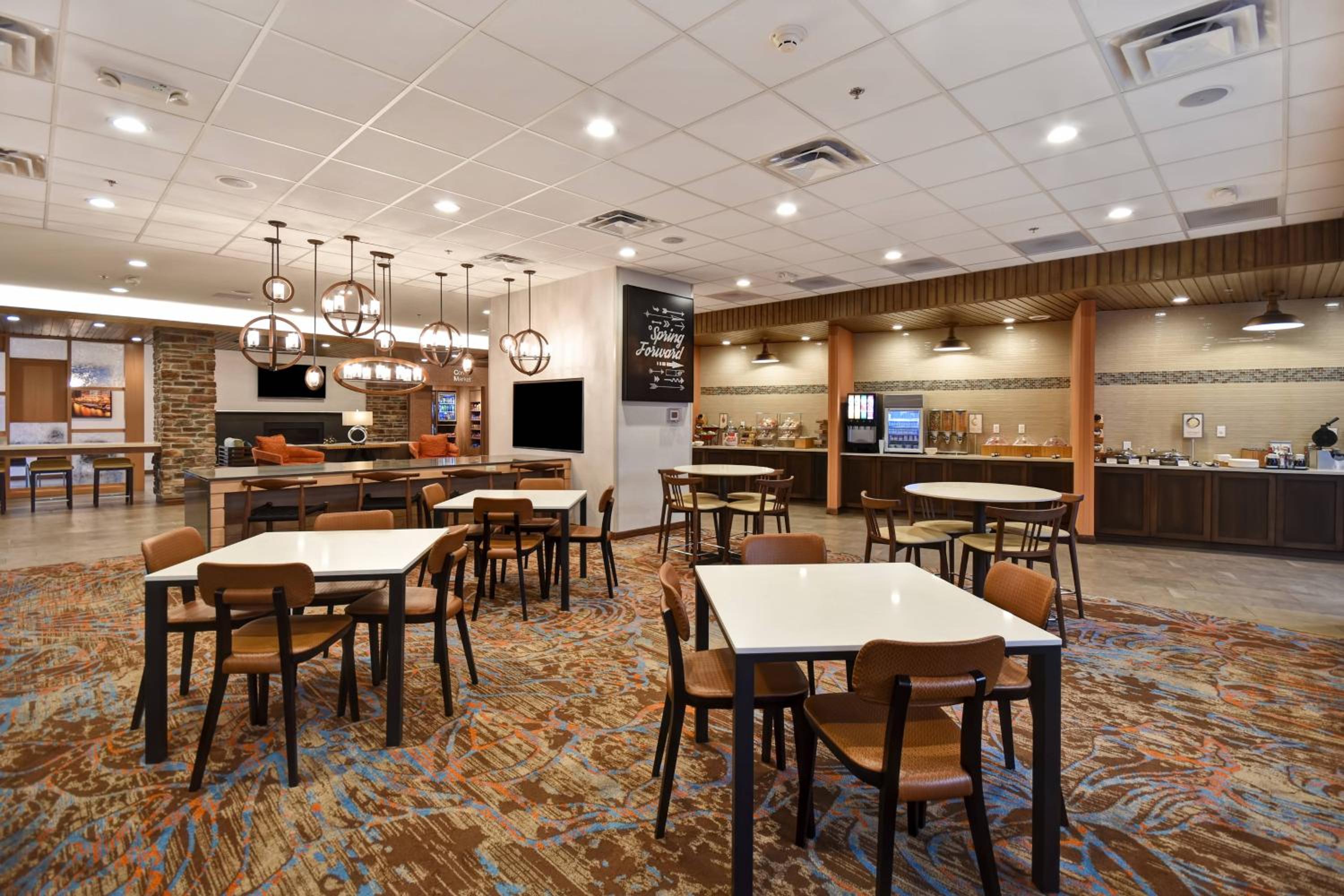 Glendale Vacations - Fairfield Inn  Suites by Marriott Milwaukee North - Property Image 9