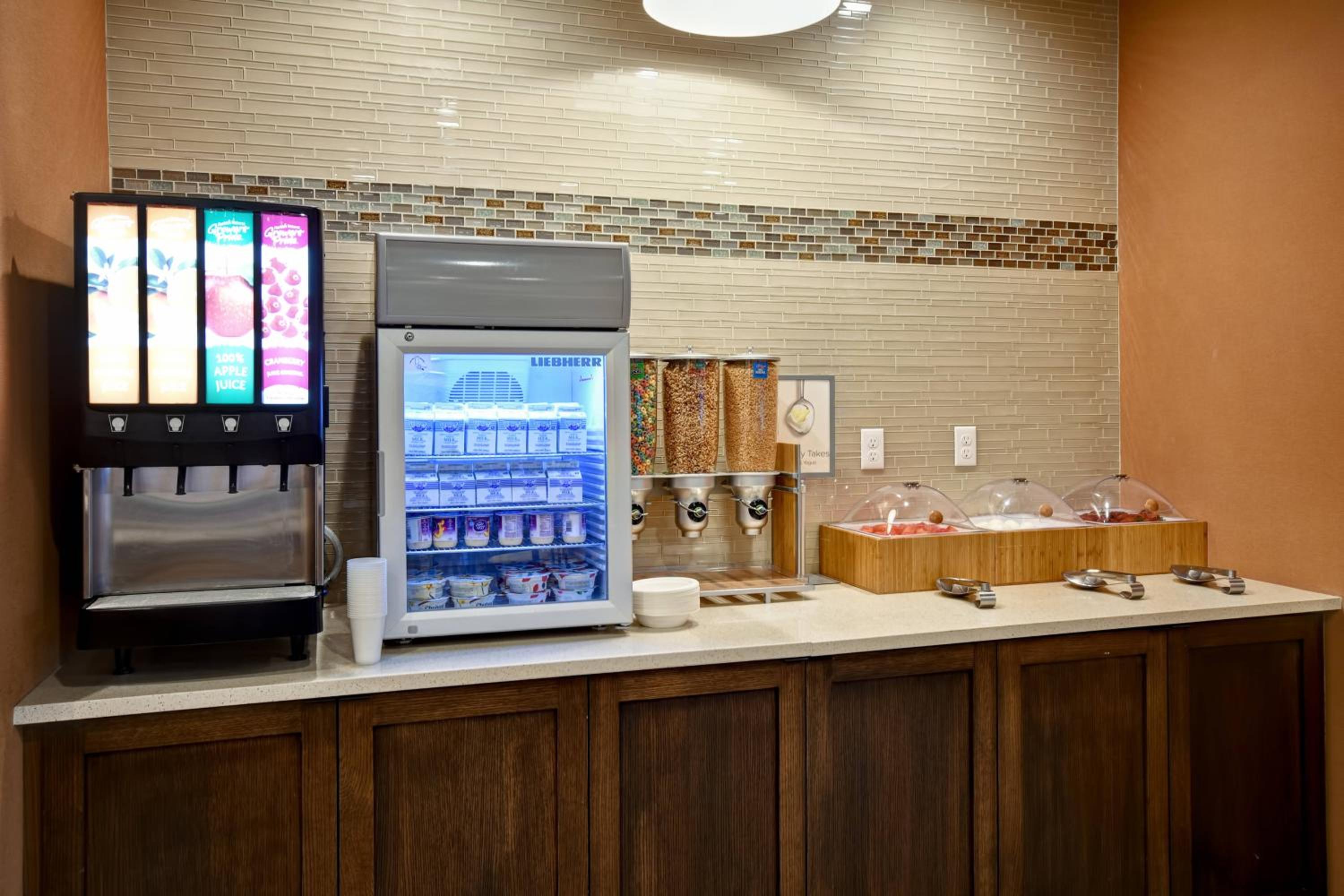 Glendale Vacations - Fairfield Inn  Suites by Marriott Milwaukee North - Property Image 7