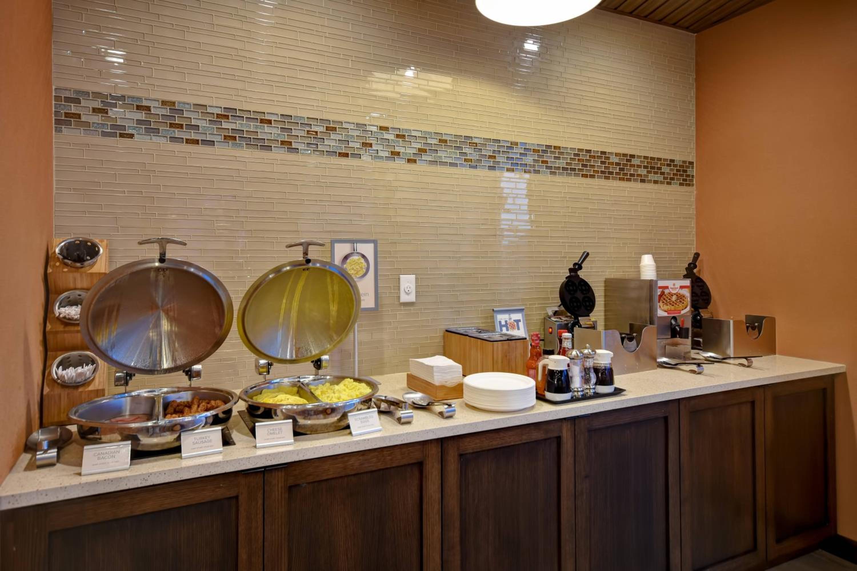 Glendale Vacations - Fairfield Inn  Suites by Marriott Milwaukee North - Property Image 8