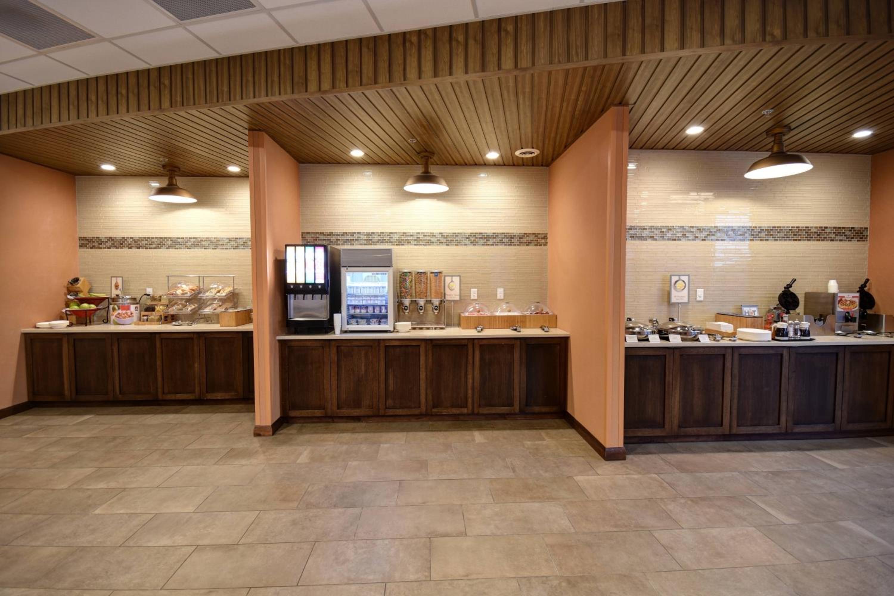 Glendale Vacations - Fairfield Inn  Suites by Marriott Milwaukee North - Property Image 5