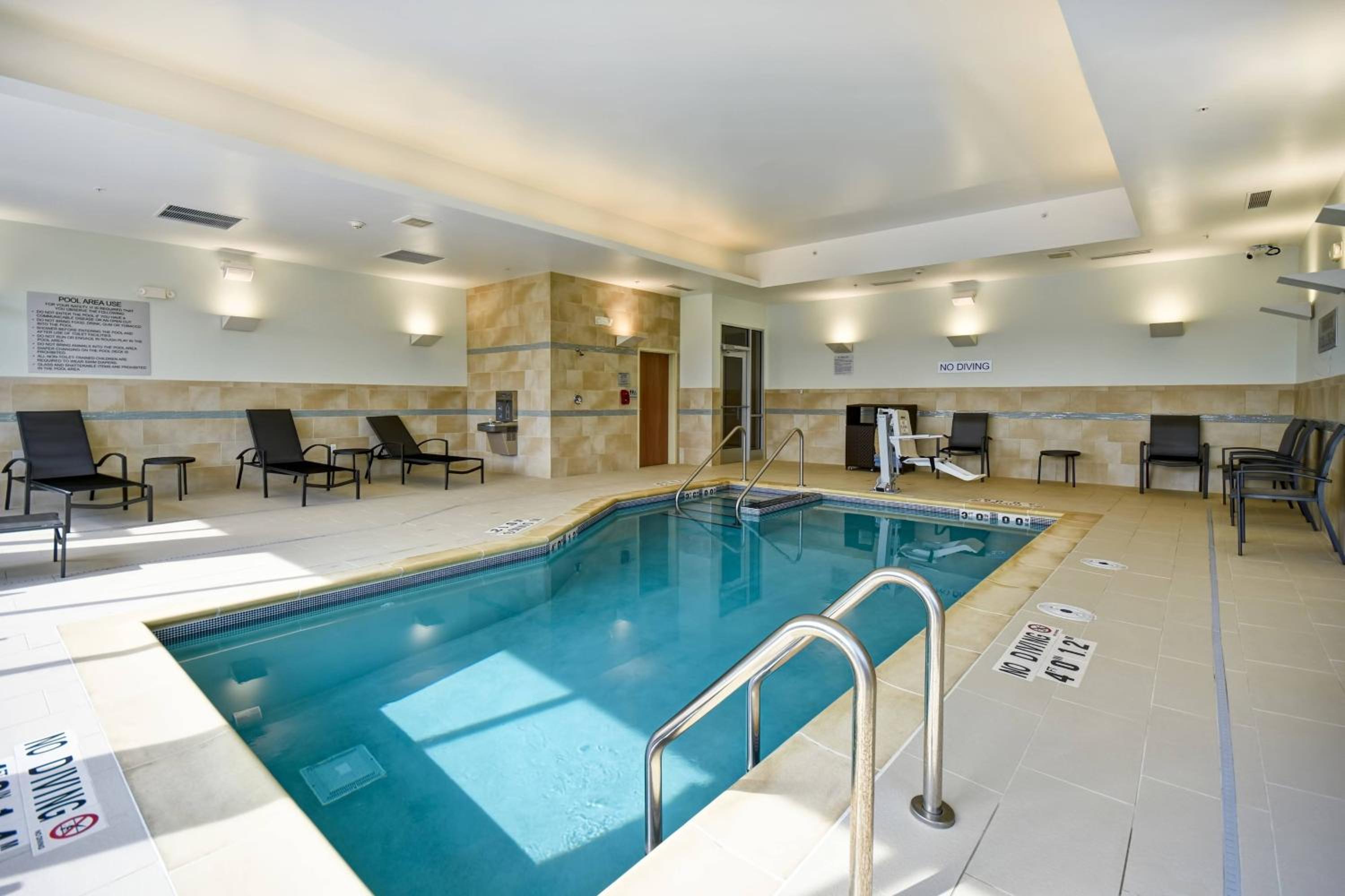 Glendale Vacations - Fairfield Inn  Suites by Marriott Milwaukee North - Property Image 4