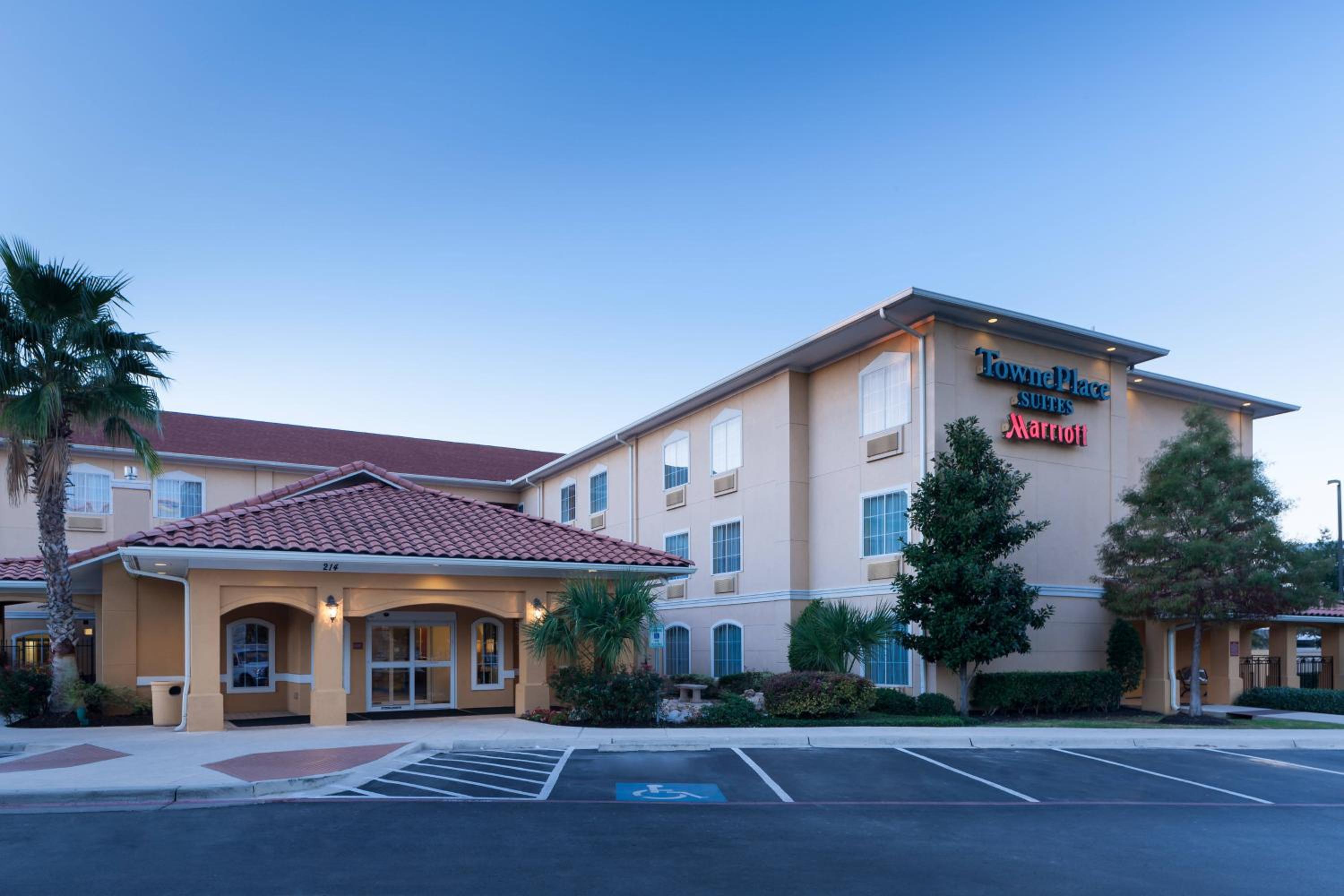 Hotel TownePlace Suites by Marriott San Antonio Airport - Image 1