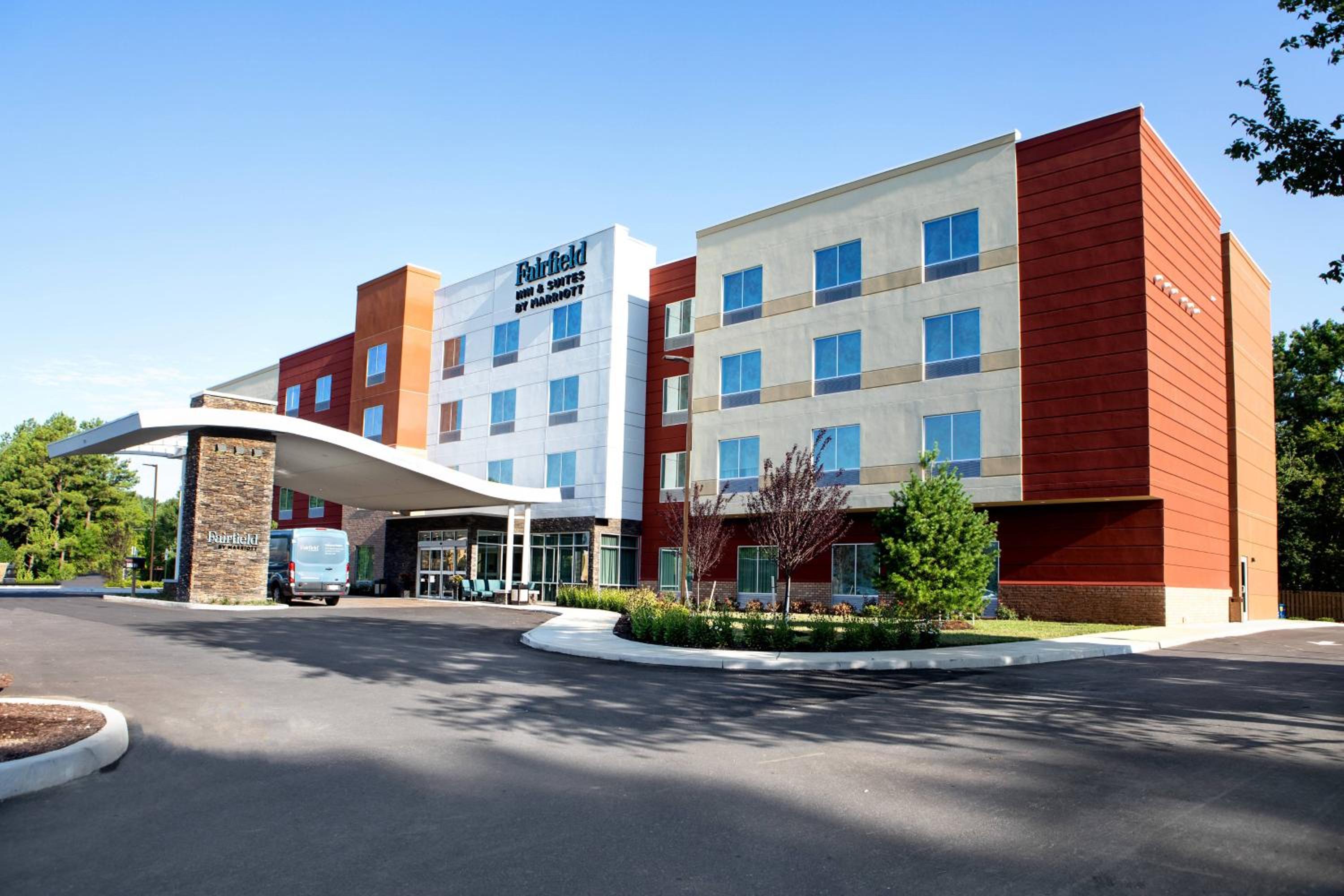 Hotel Fairfield Inn & Suites by Marriott Richmond Airport - Image 1