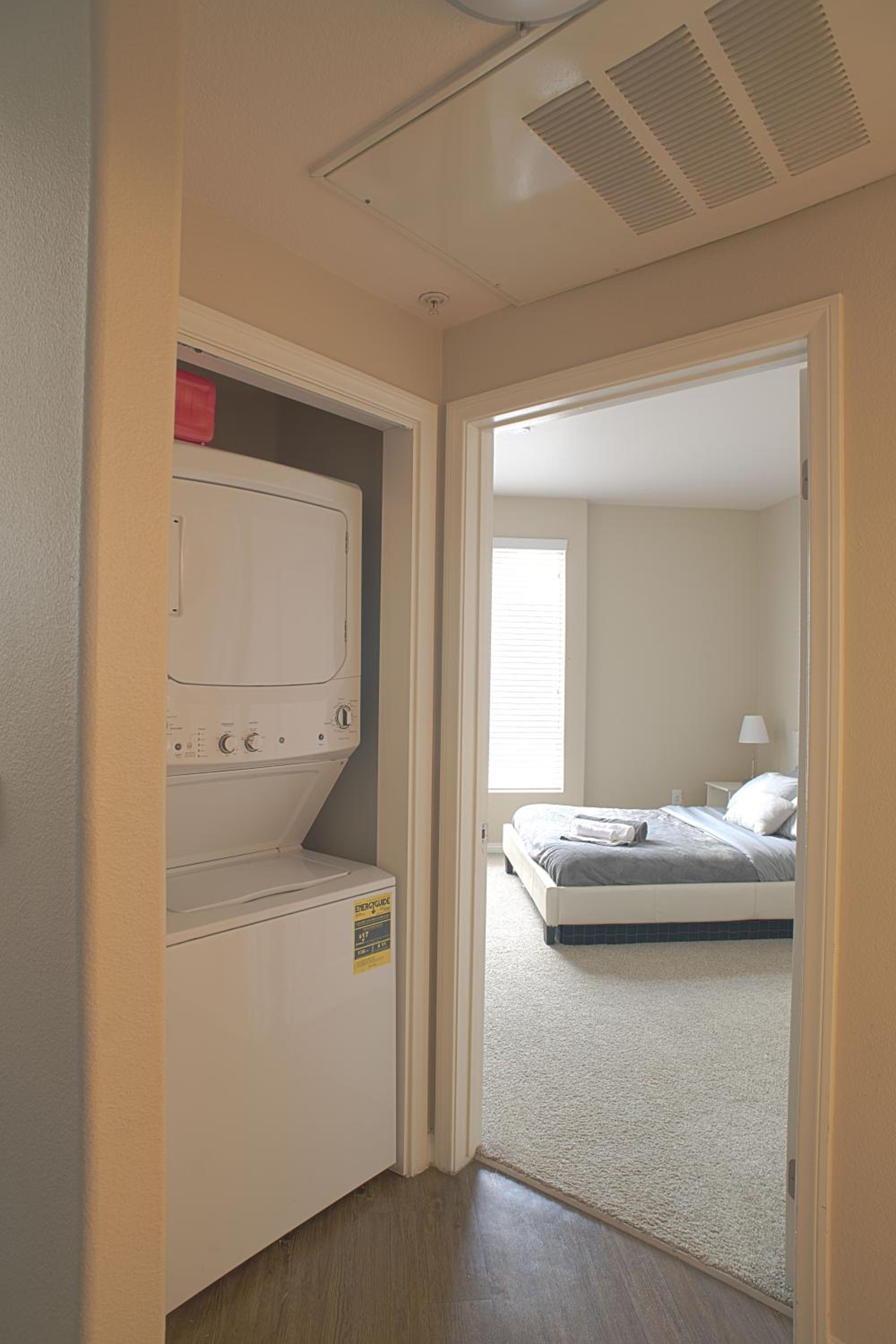 Queen Private Room in Shared Two Bedroom Apartment Marina Del Rey & Venice - Sleeps 2 - Image 4