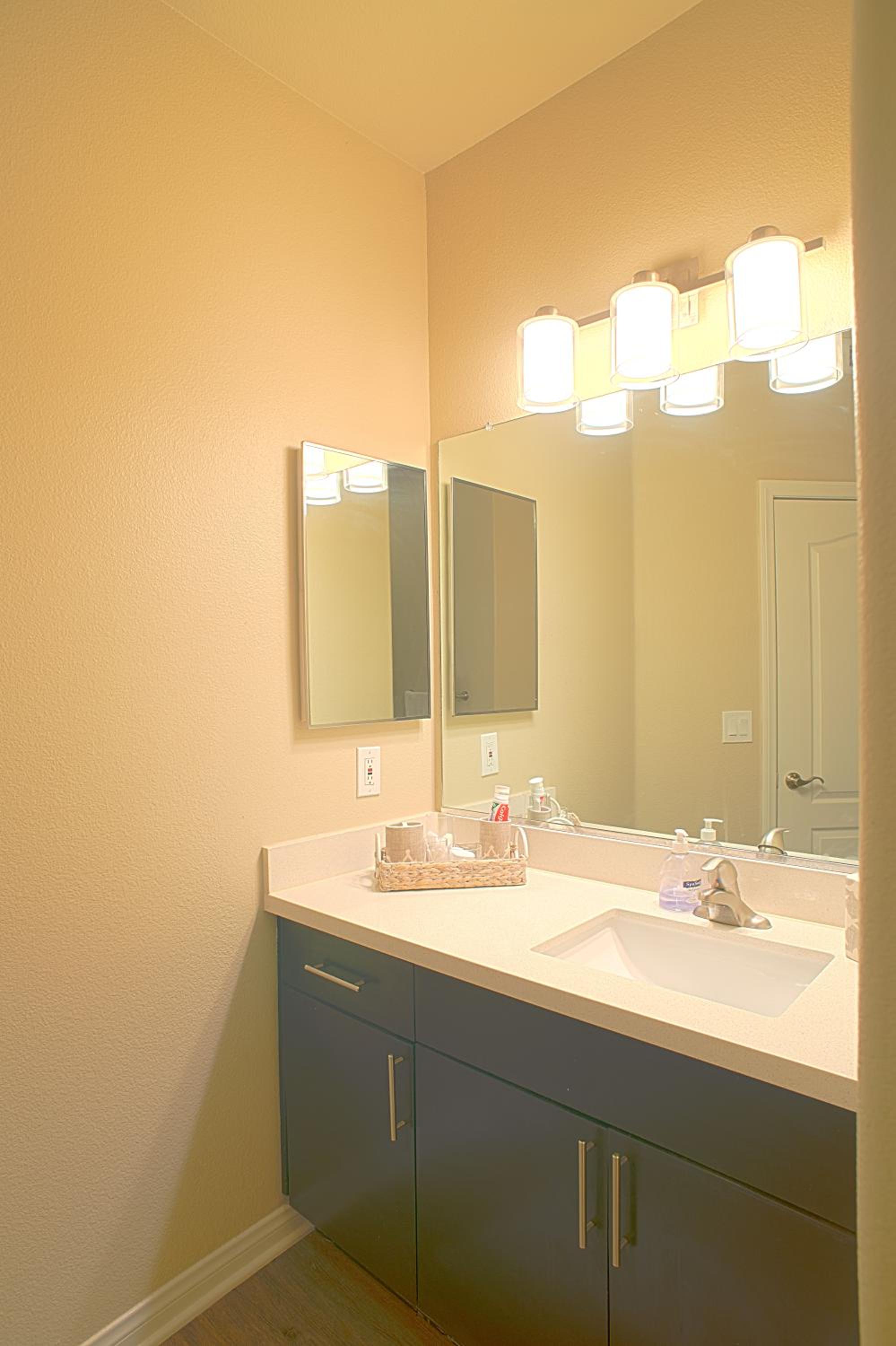 Queen Private Room in Shared Two Bedroom Apartment Marina Del Rey & Venice - Sleeps 2 - Image 3