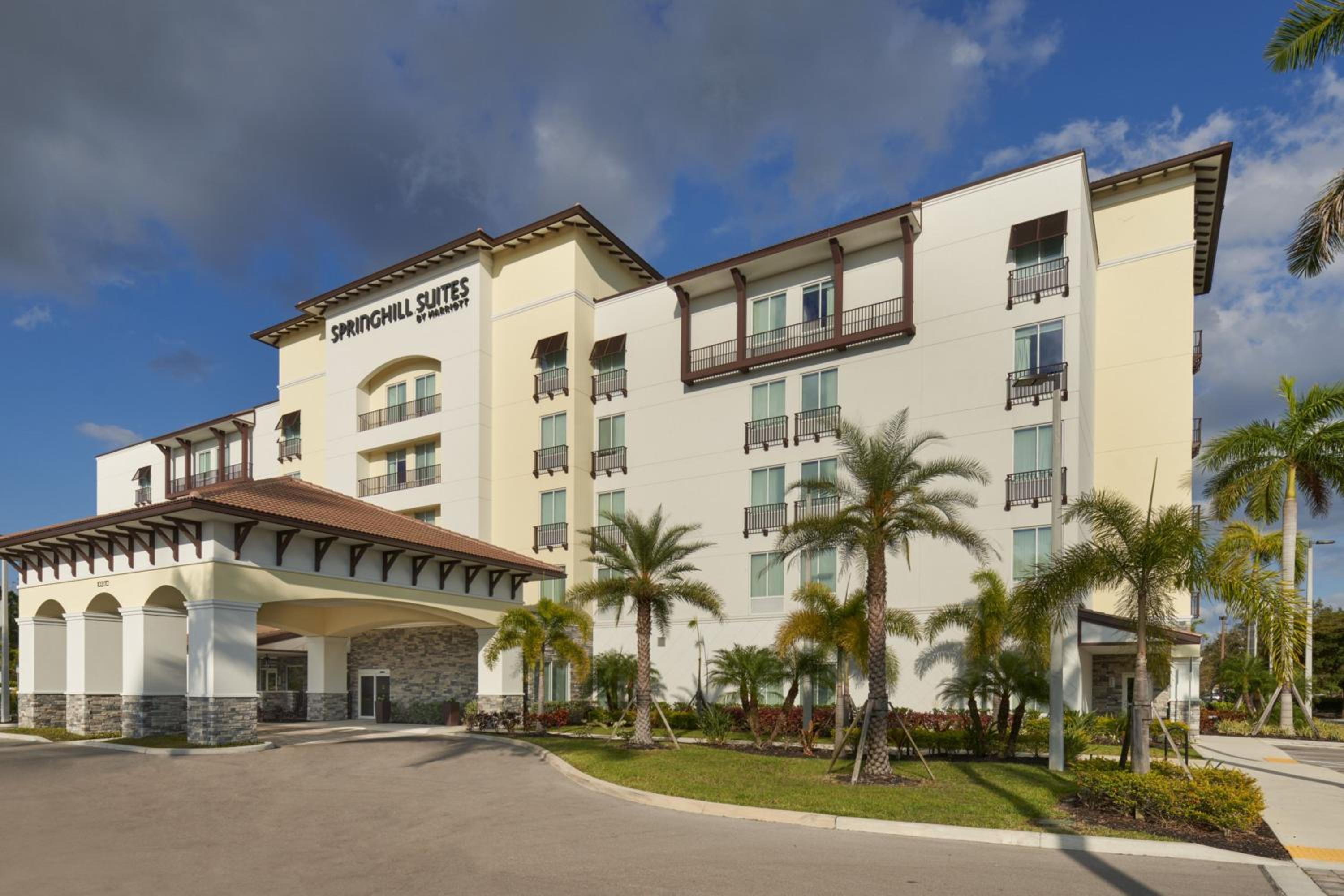Hotel SpringHill Suites by Marriott Fort Myers Estero - Image 1