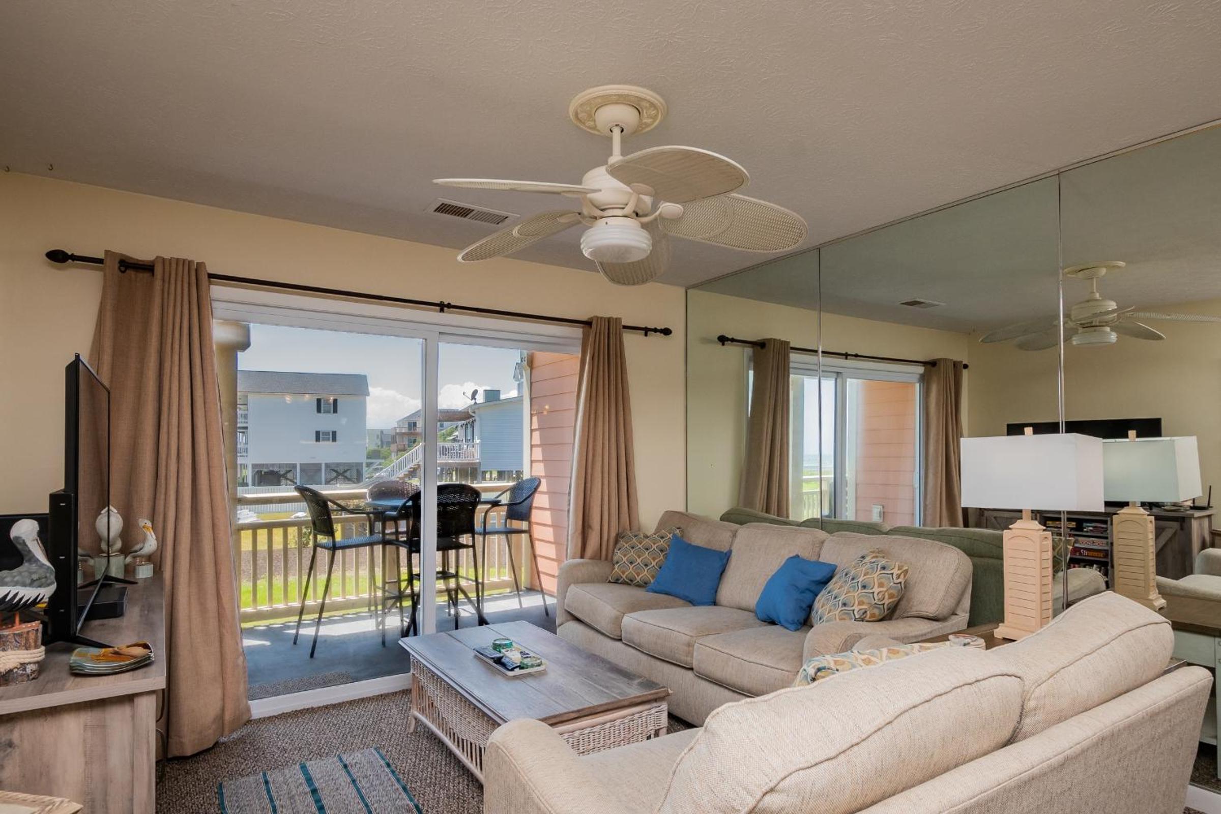A Pelicans Paradise by Oak Island Accommodations view 4
