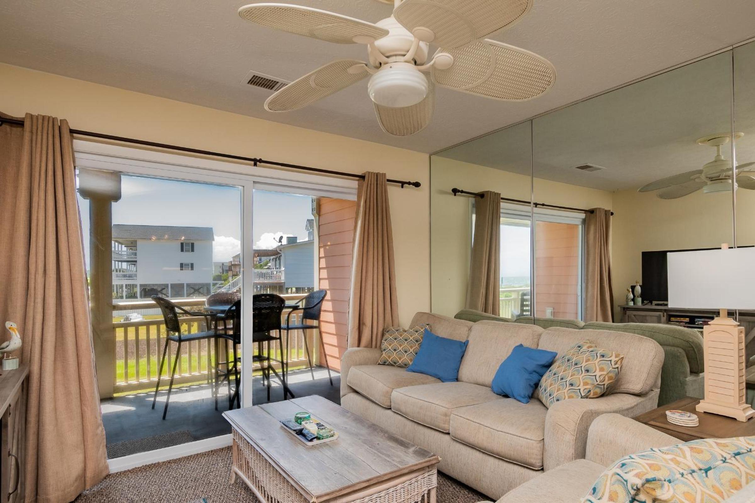 A Pelicans Paradise by Oak Island Accommodations view 5