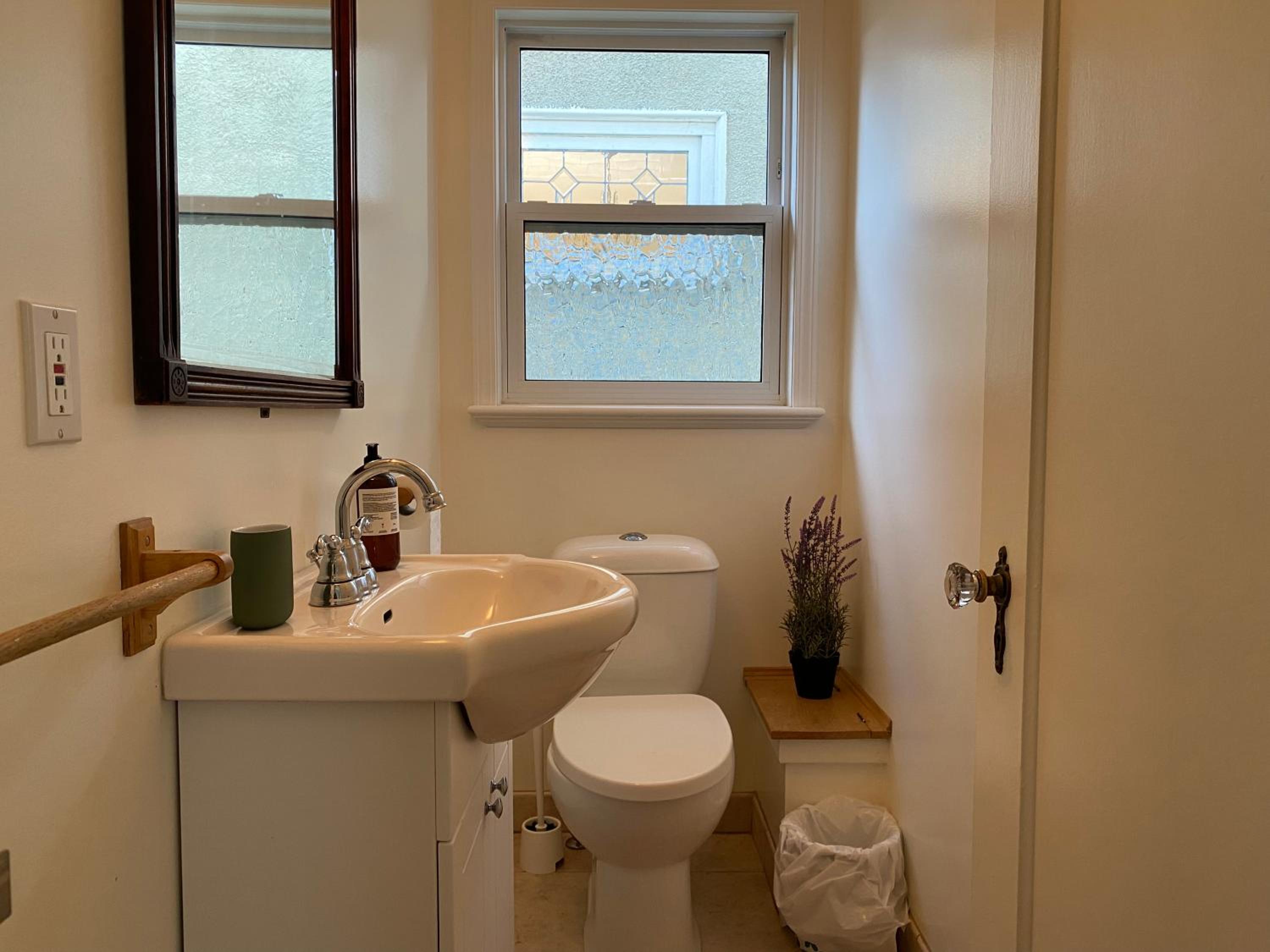 Vancouver Vacations - Cozy Dunbar 3 Beds Home w/ Views - Property Image 4