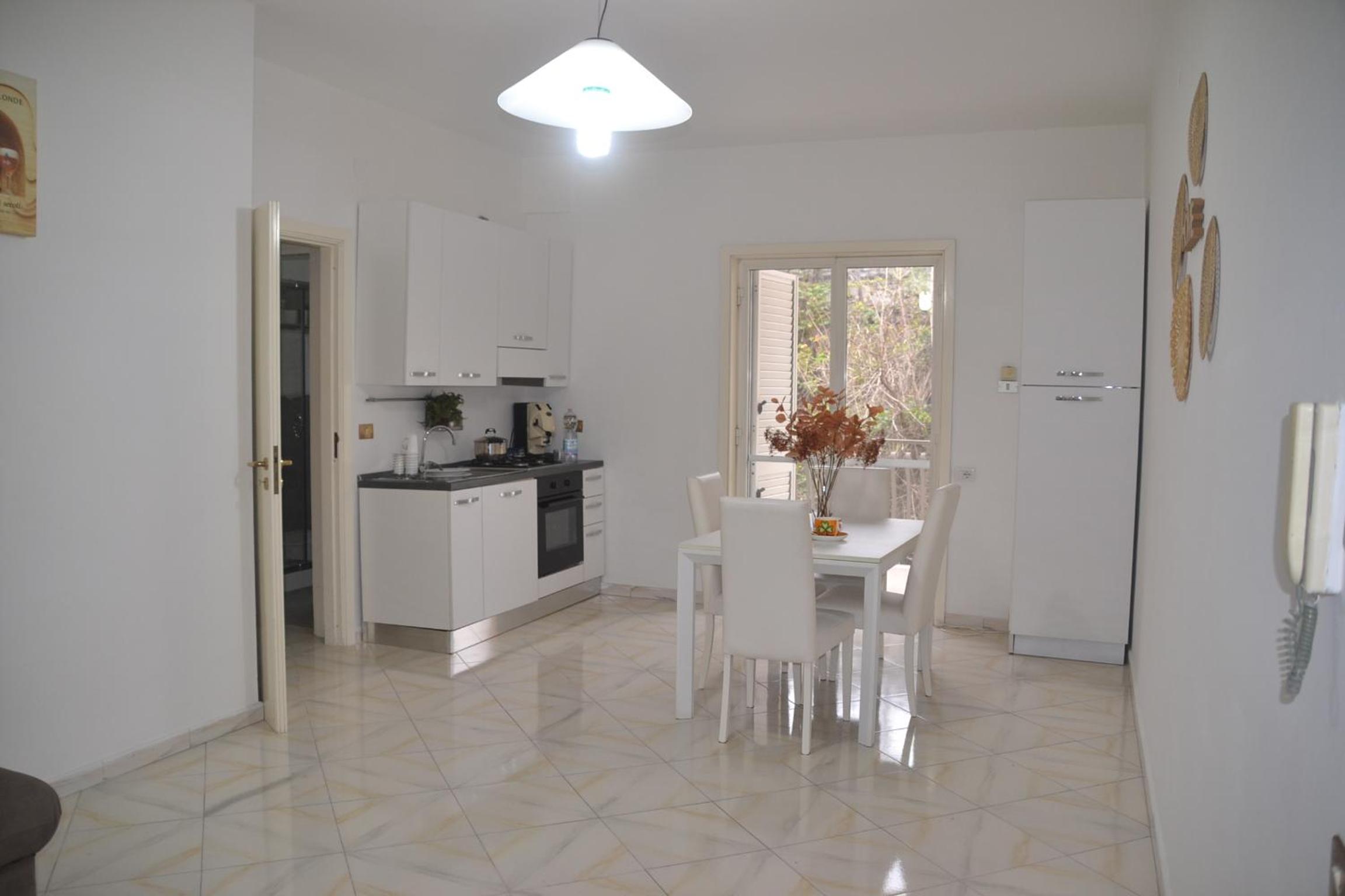 Dolphin House en Pompei — kitchen