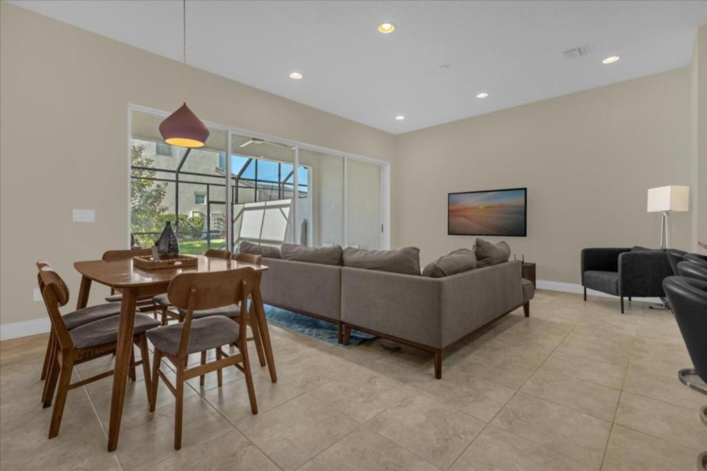 4 Bedrooms- 3 Bathrooms Festival Resort 305 Cd view 4