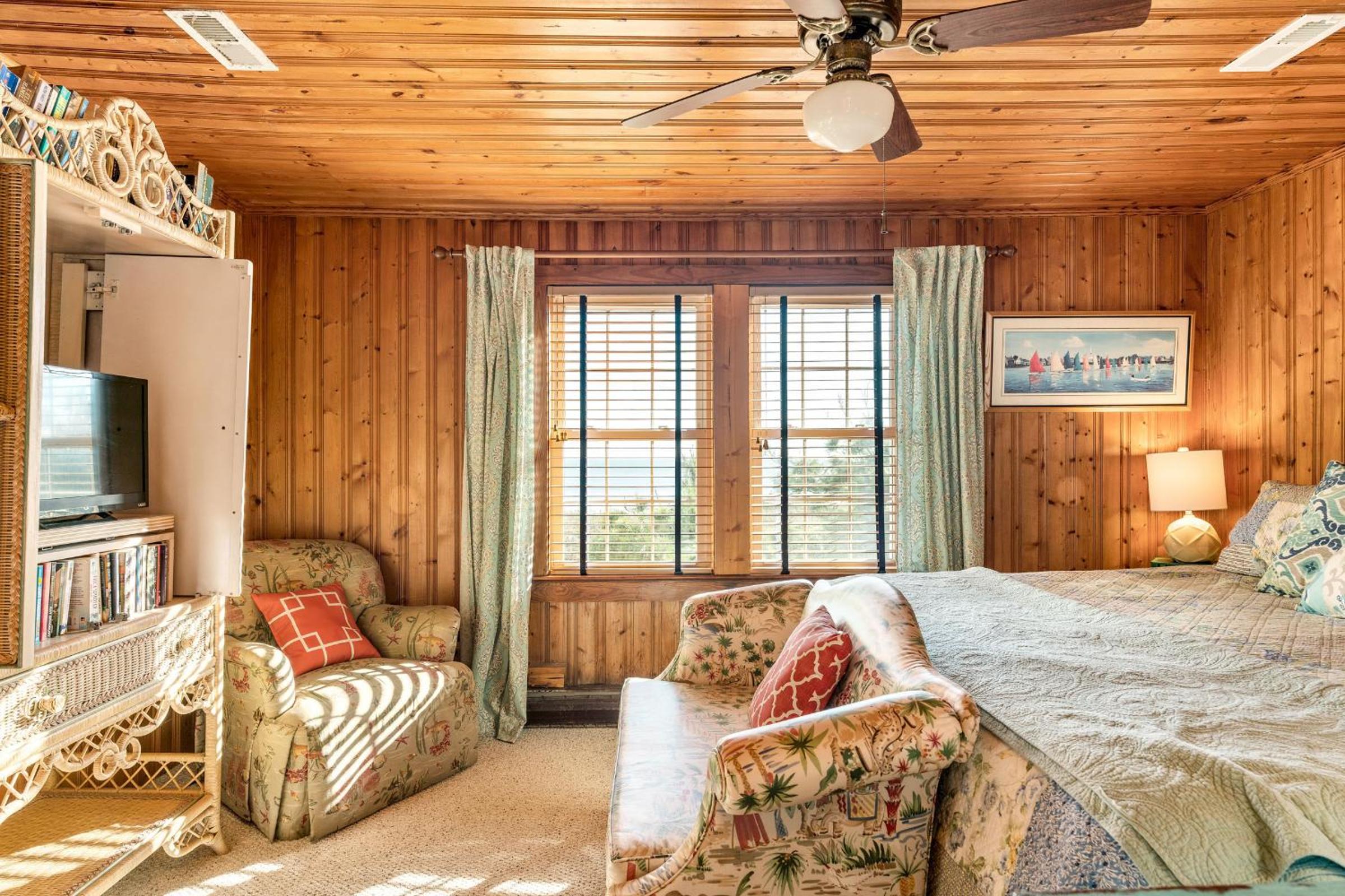 Sea And Sound by Oak Island Accommodations