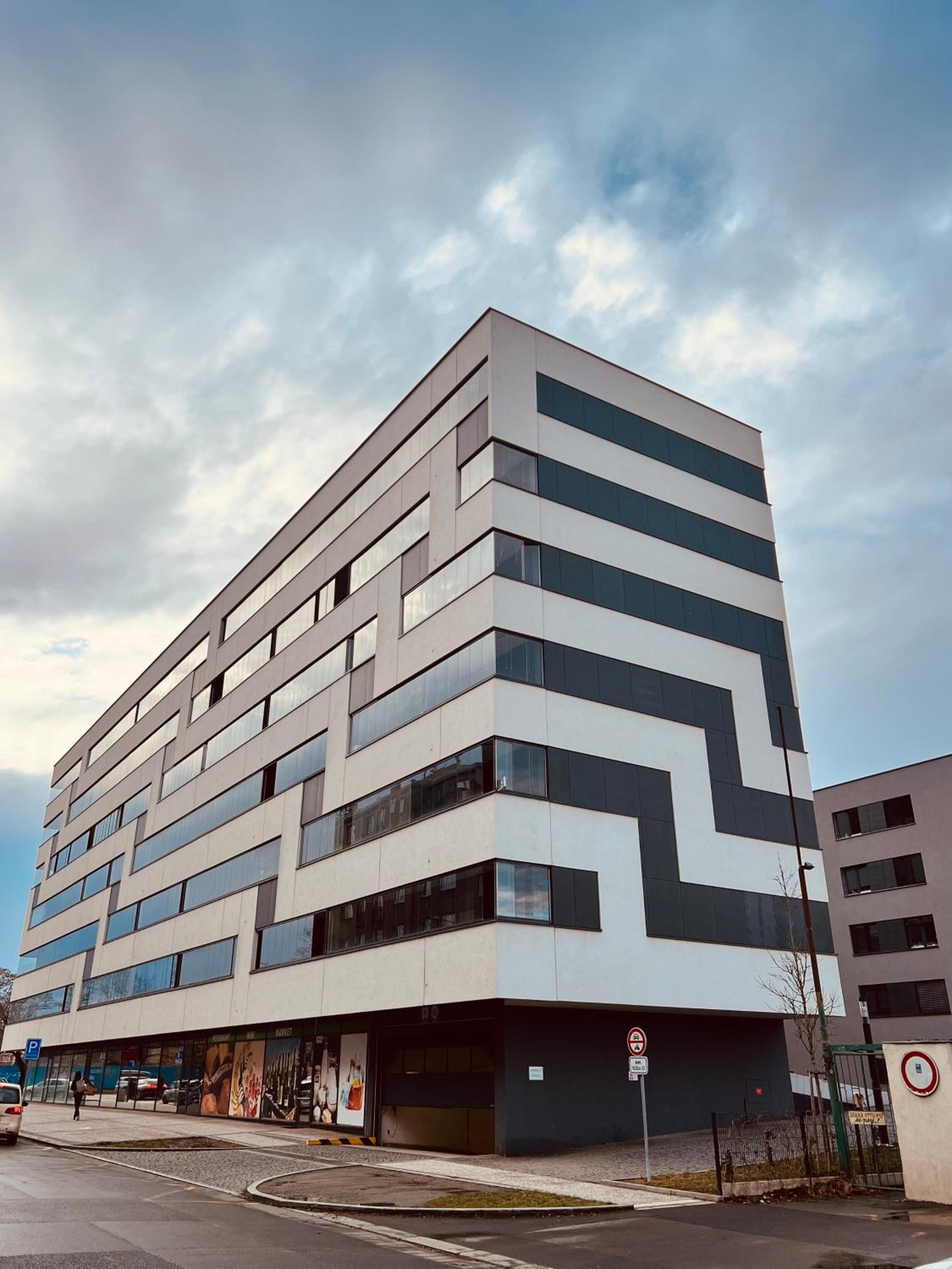 White Pearl Studio with parking in Holešovice