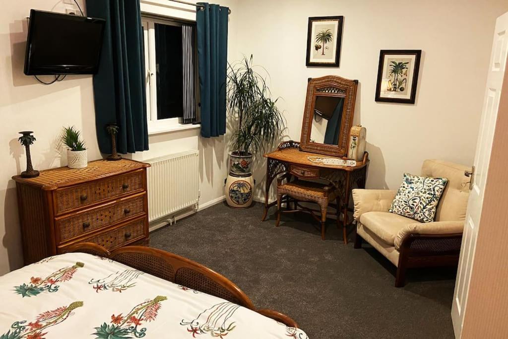 Palm View Luxury Botanical Themed apartment with sauna view 3