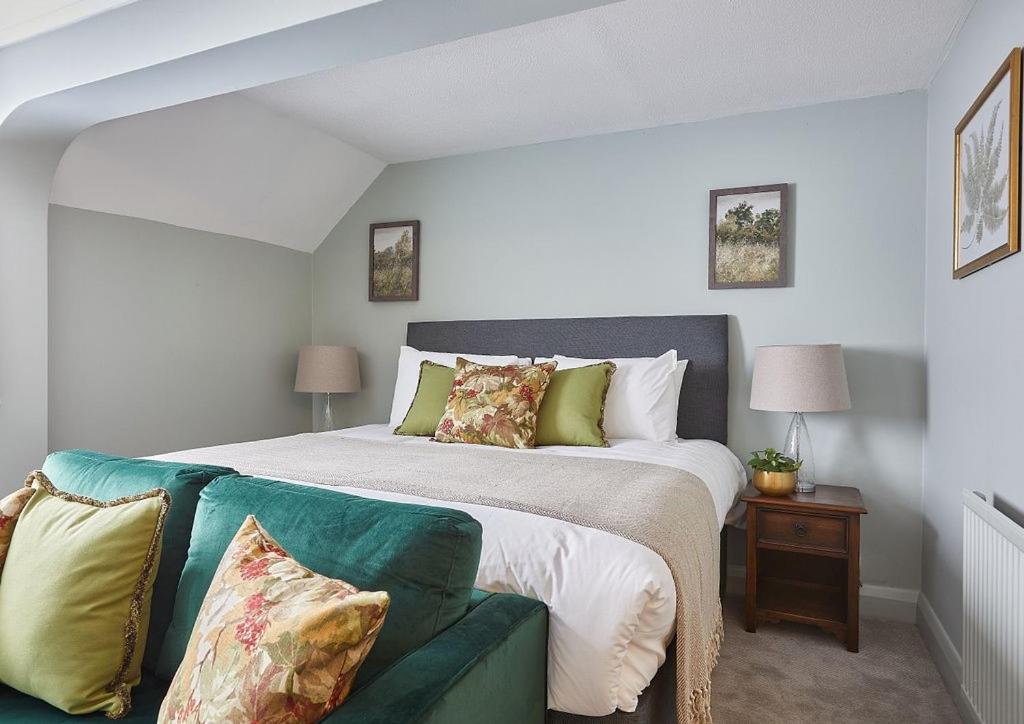 Hook Vacations - The New Inn Heckfield - Property Image 1
