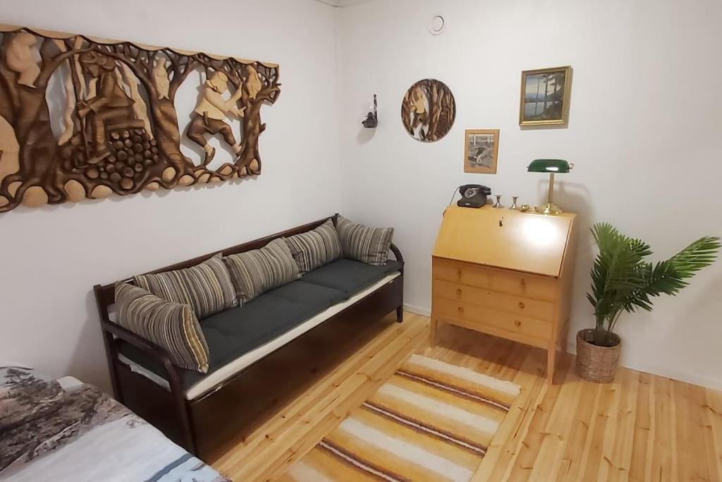 Villa Mäntysaari luonnonrauhaa kaupungin lähellä.