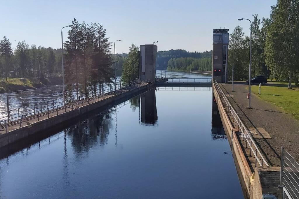 Villa Mäntysaari luonnonrauhaa kaupungin lähellä.