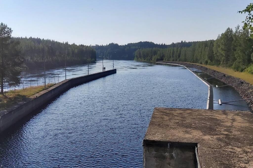 Villa Mäntysaari luonnonrauhaa kaupungin lähellä.