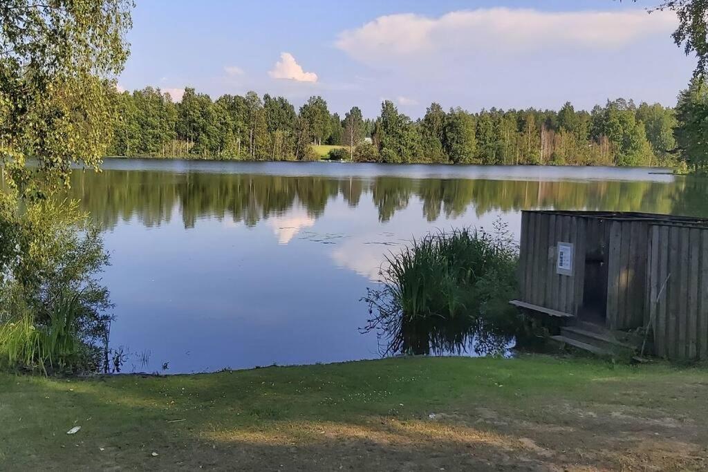 Villa Mäntysaari luonnonrauhaa kaupungin lähellä.