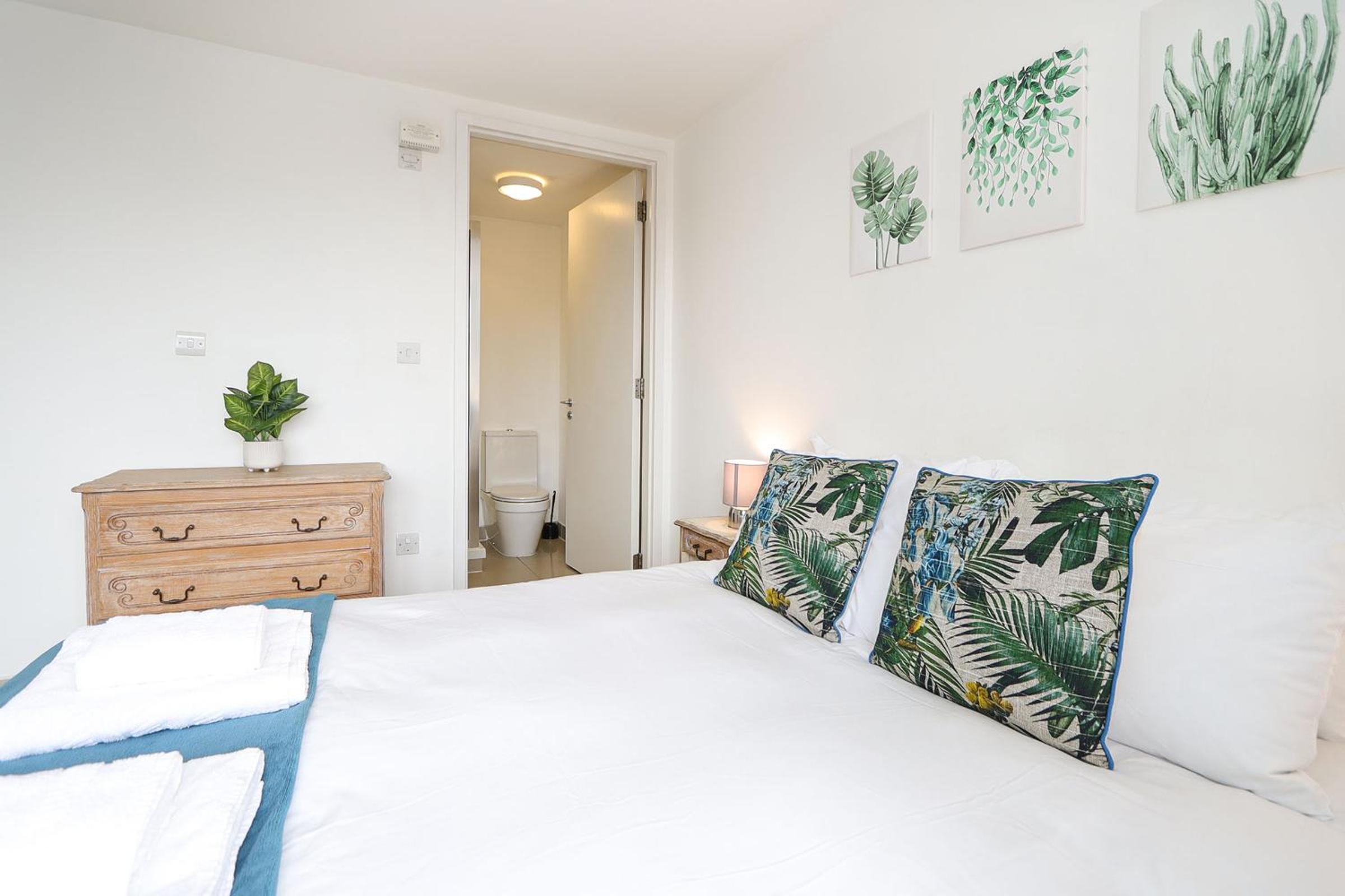 2-bed 2-bath flat around the corner from Portobello Market