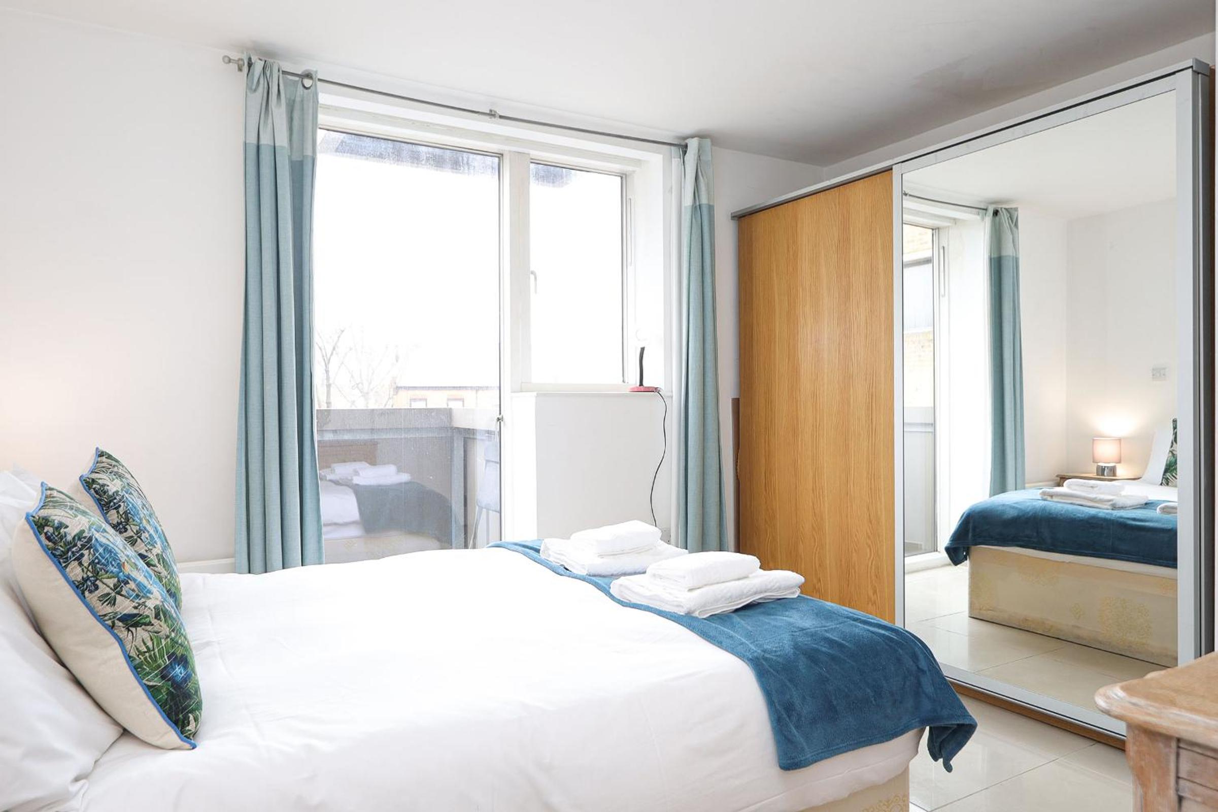 2-bed 2-bath flat around the corner from Portobello Market
