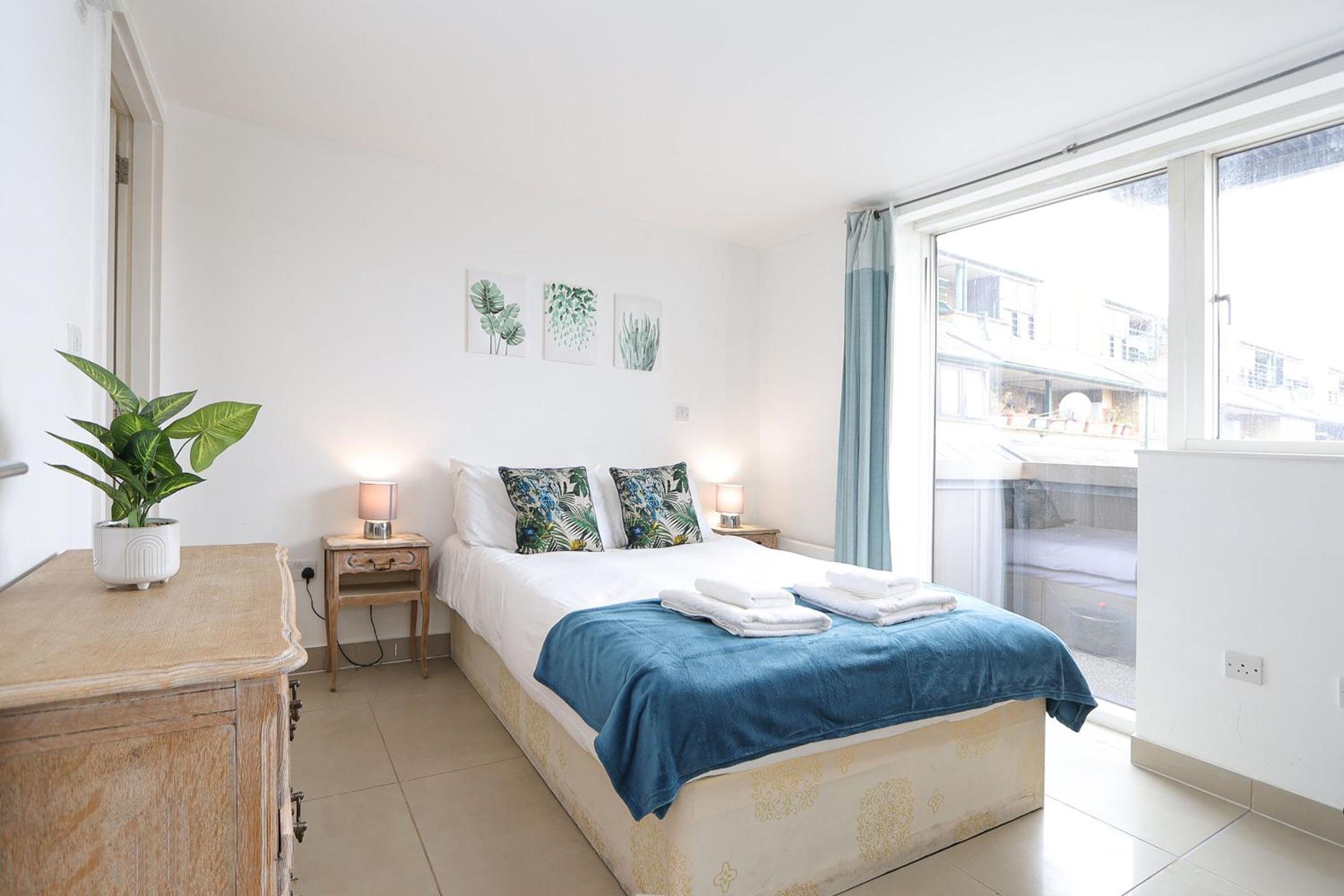 2-bed 2-bath flat around the corner from Portobello Market