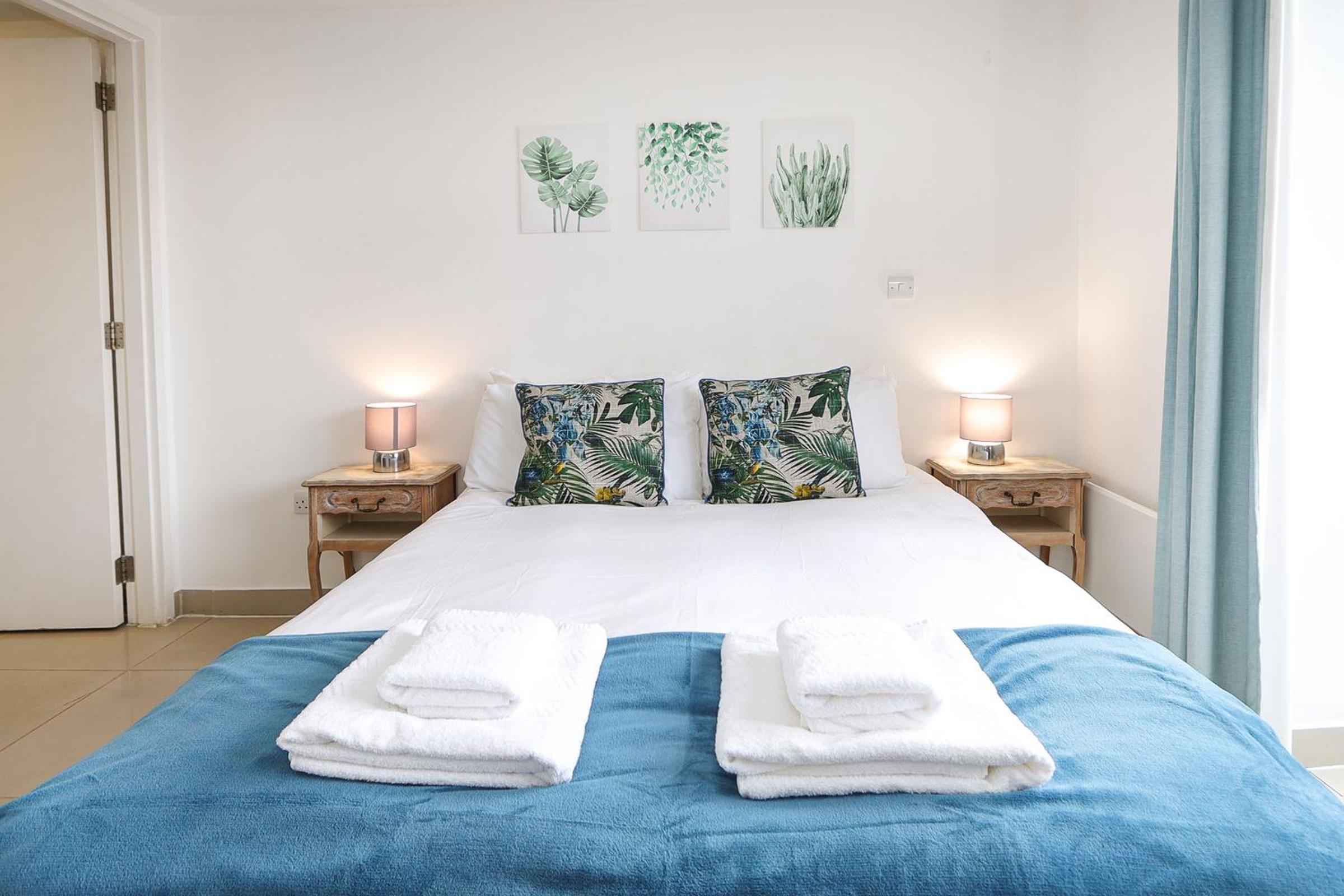 2-bed 2-bath flat around the corner from Portobello Market