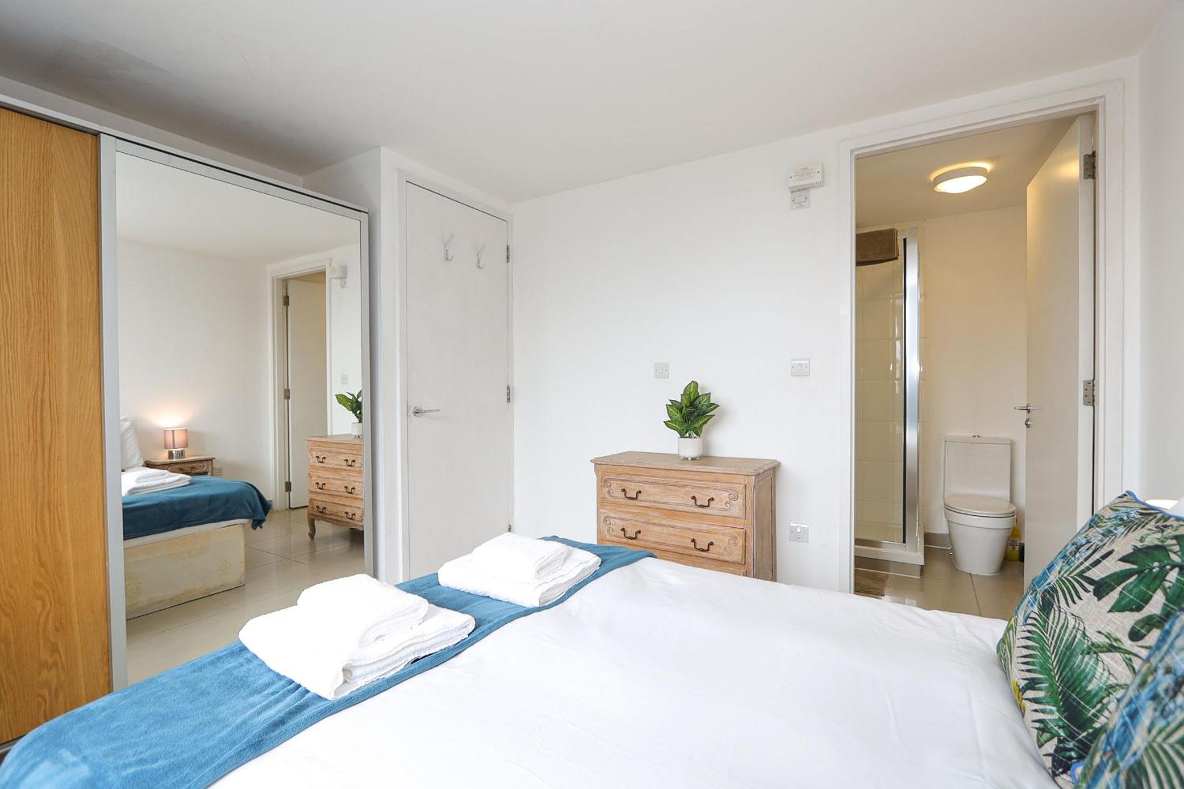 2-bed 2-bath flat around the corner from Portobello Market