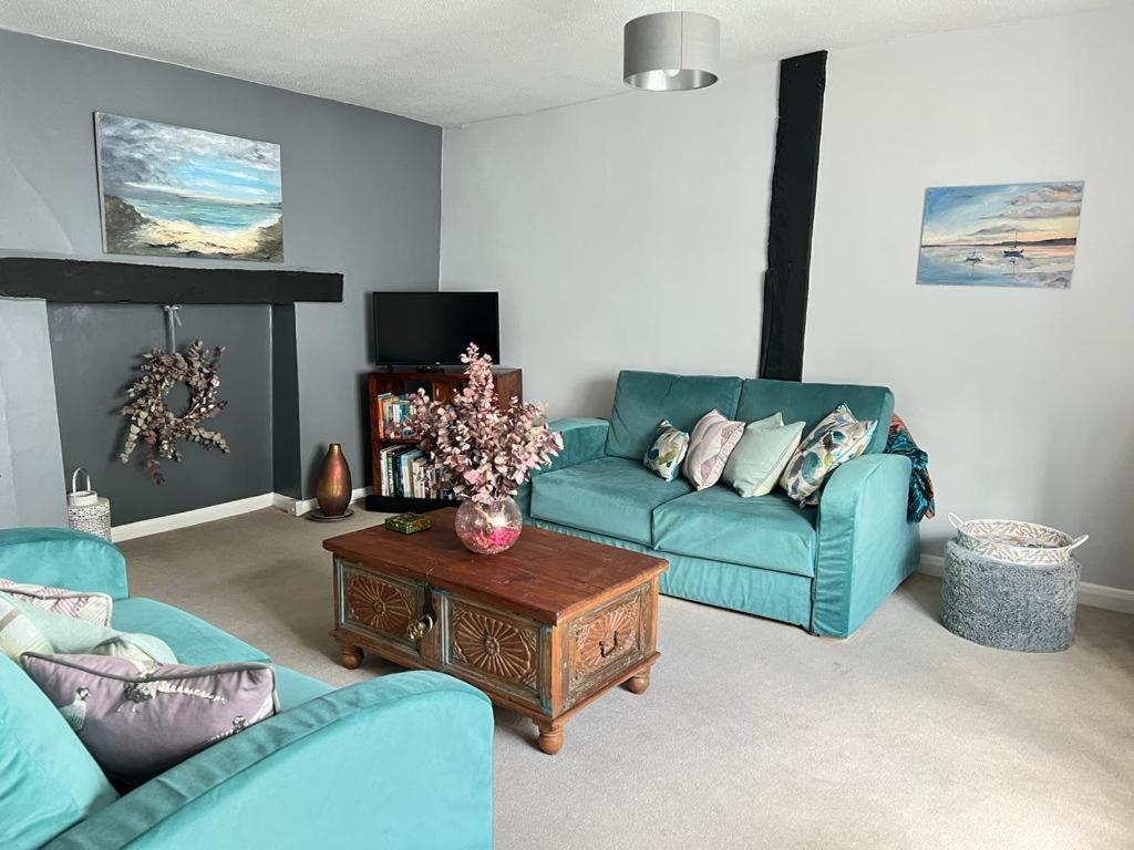 Church View 2 bed apartment heart of Topsham-sleeps 4-king or twin option-4 Poster Bed view 5