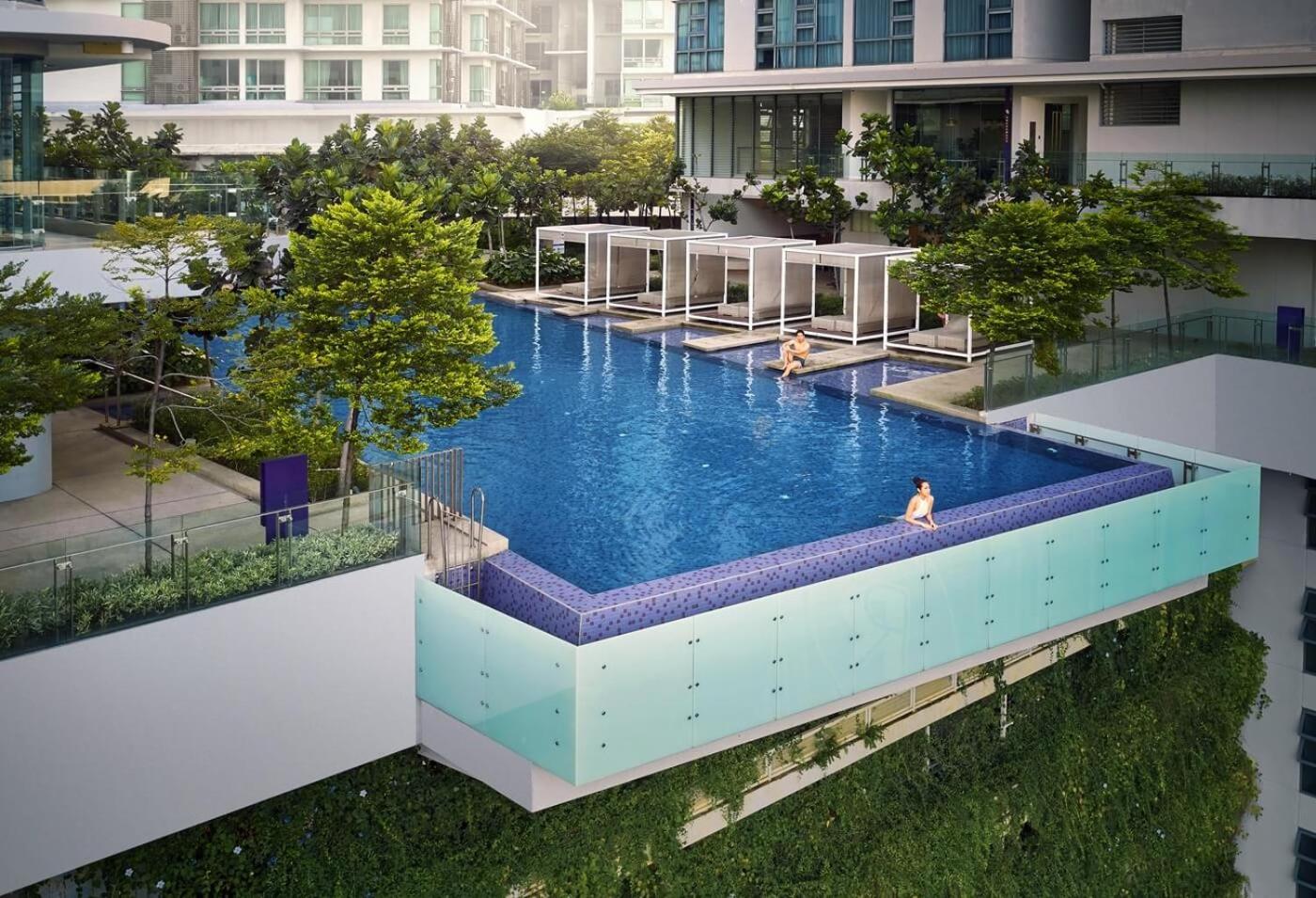 S27- Bukit Bintang Robertson 3BR Suite with Netflix