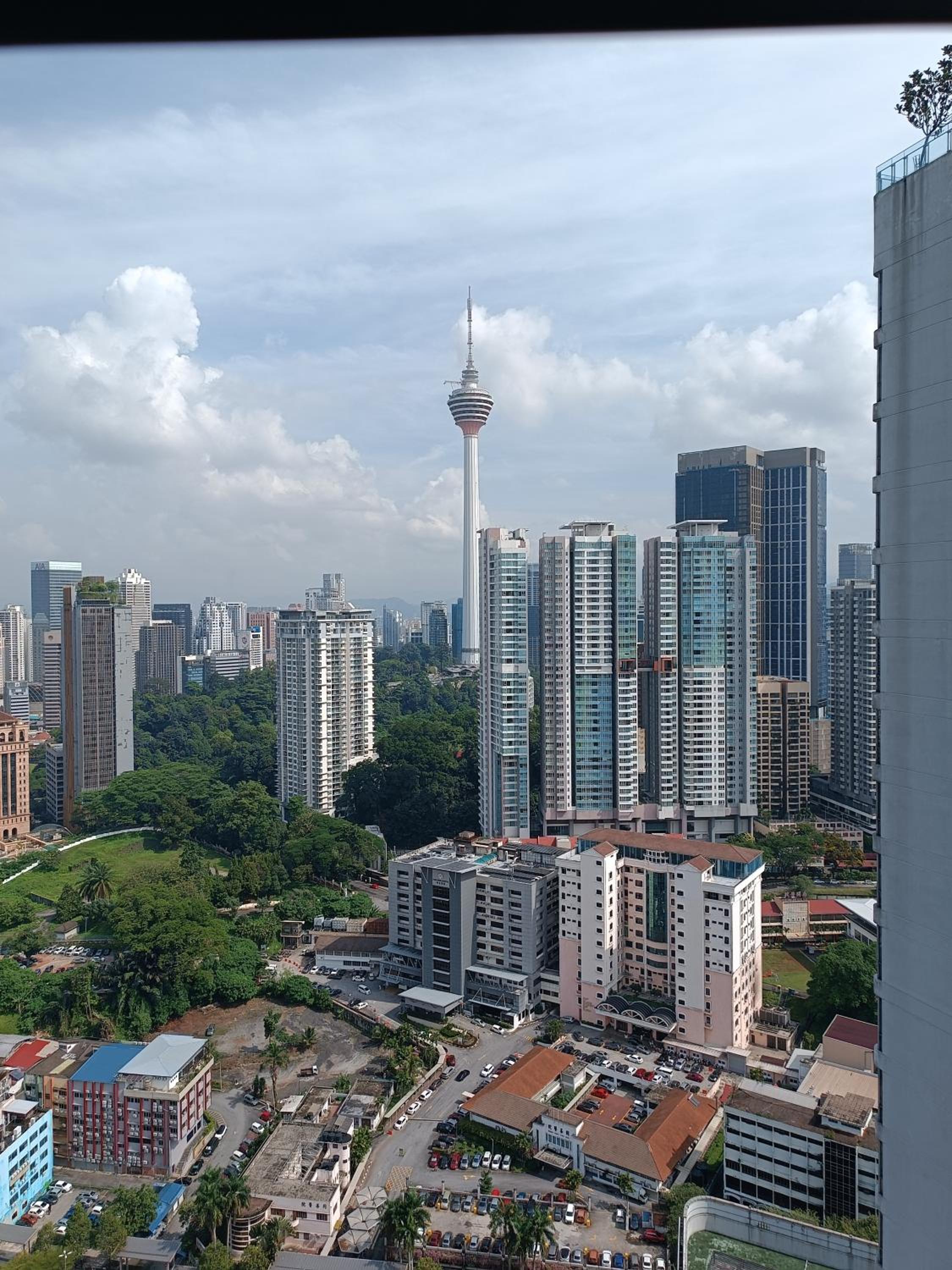 S27- Bukit Bintang Robertson 3BR Suite with Netflix