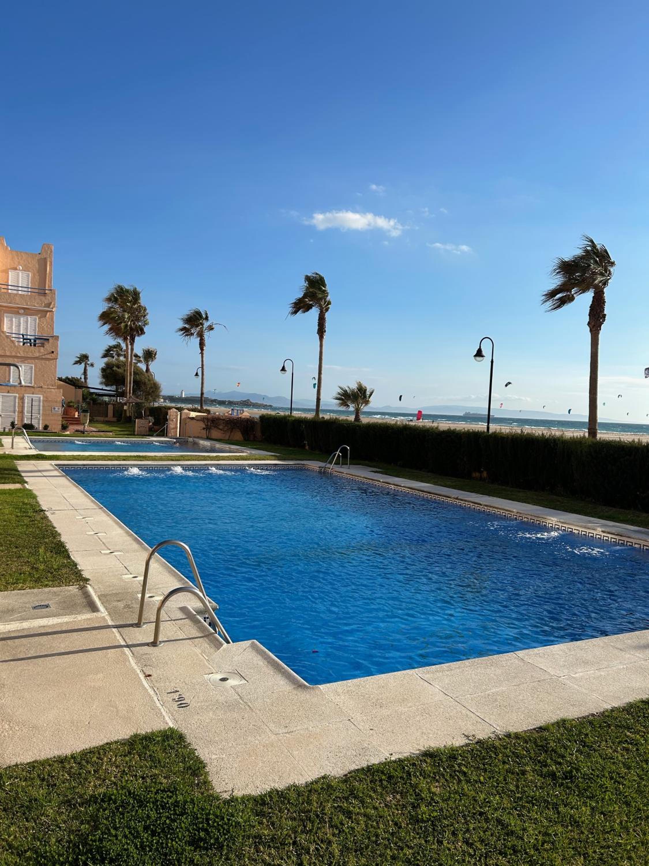 Apartamento Los Lances en Primera línea de playa con piscina