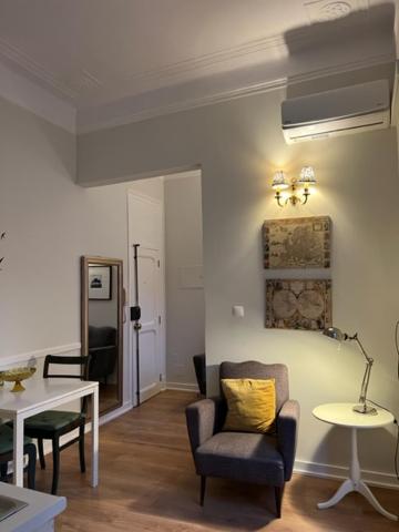 Romantic & Renewed 1 bedroom Apartment in Campolide - 1E view 3