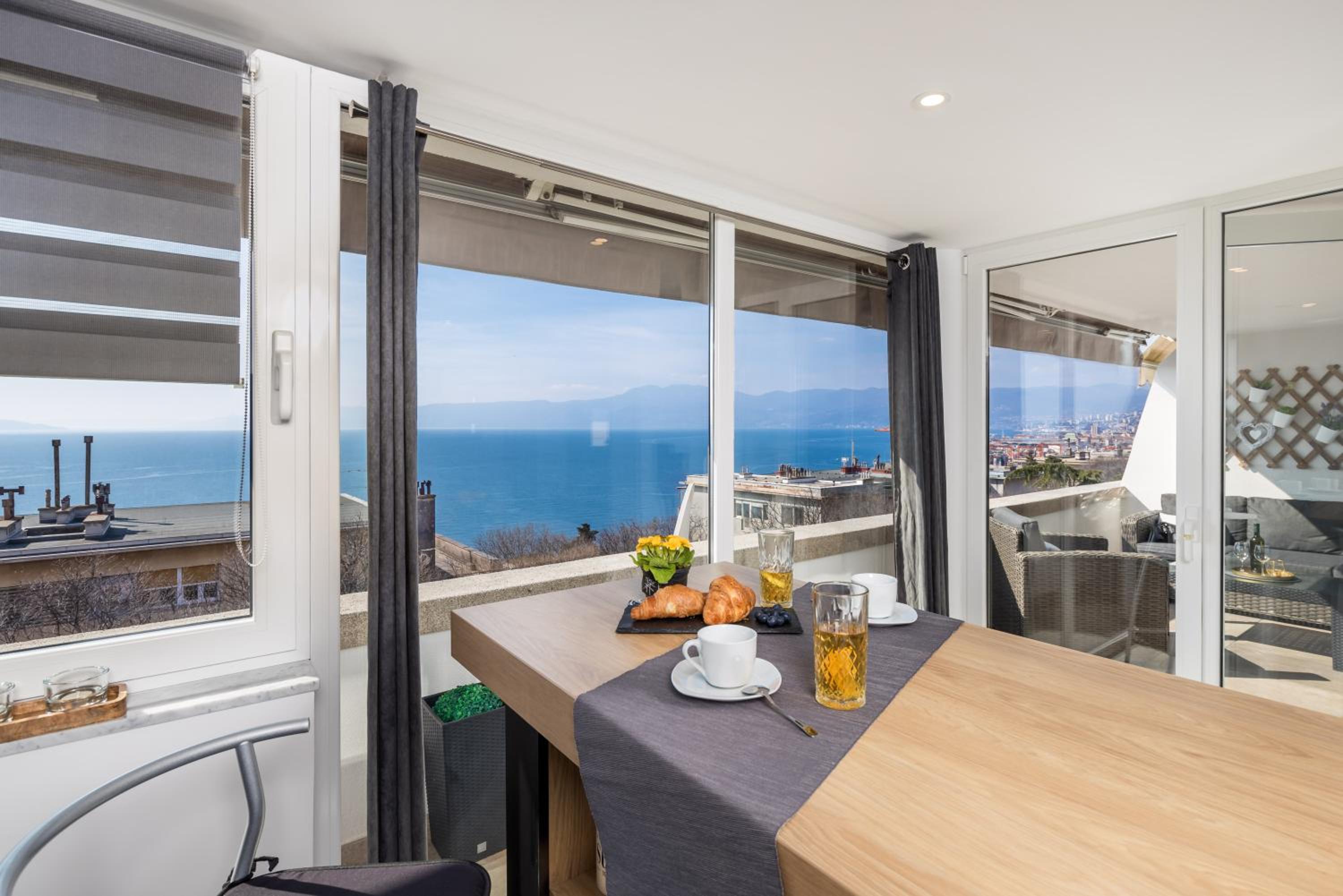 Lux Apartment SKY VIEW en Rijeka — balance & terrace