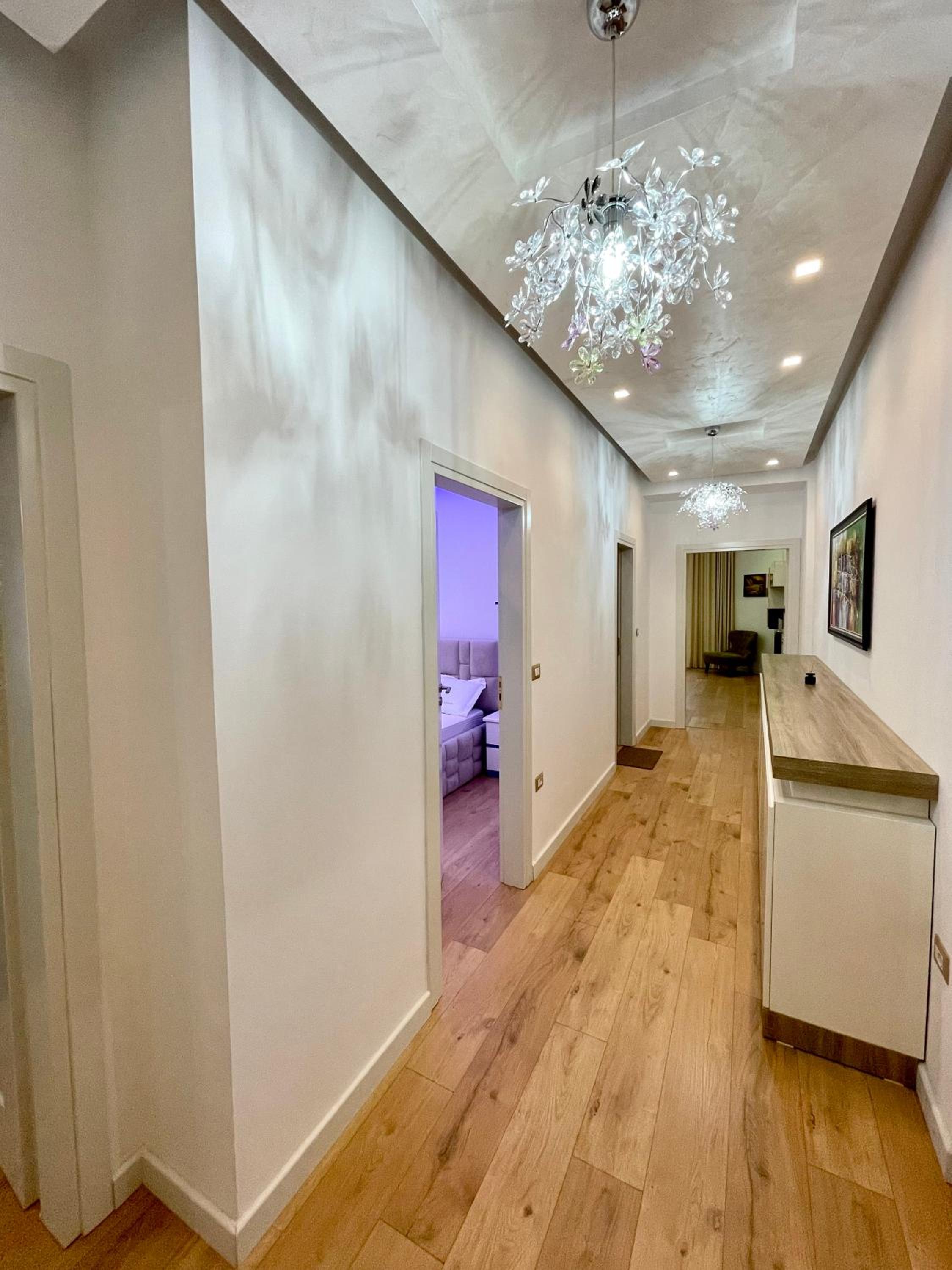 Queen’s Luxury Apartments Lake