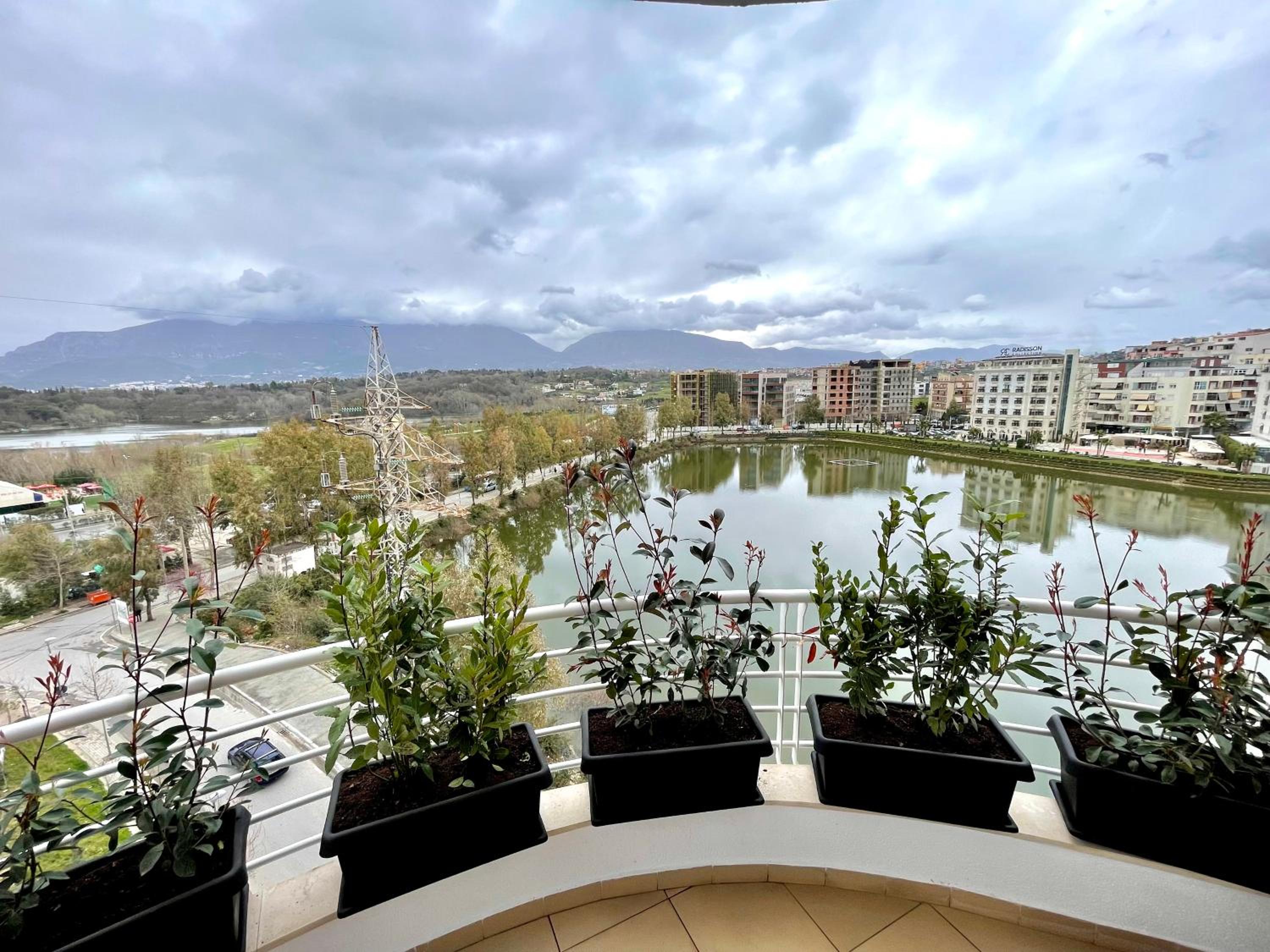 Queen’s Luxury Apartments Lake