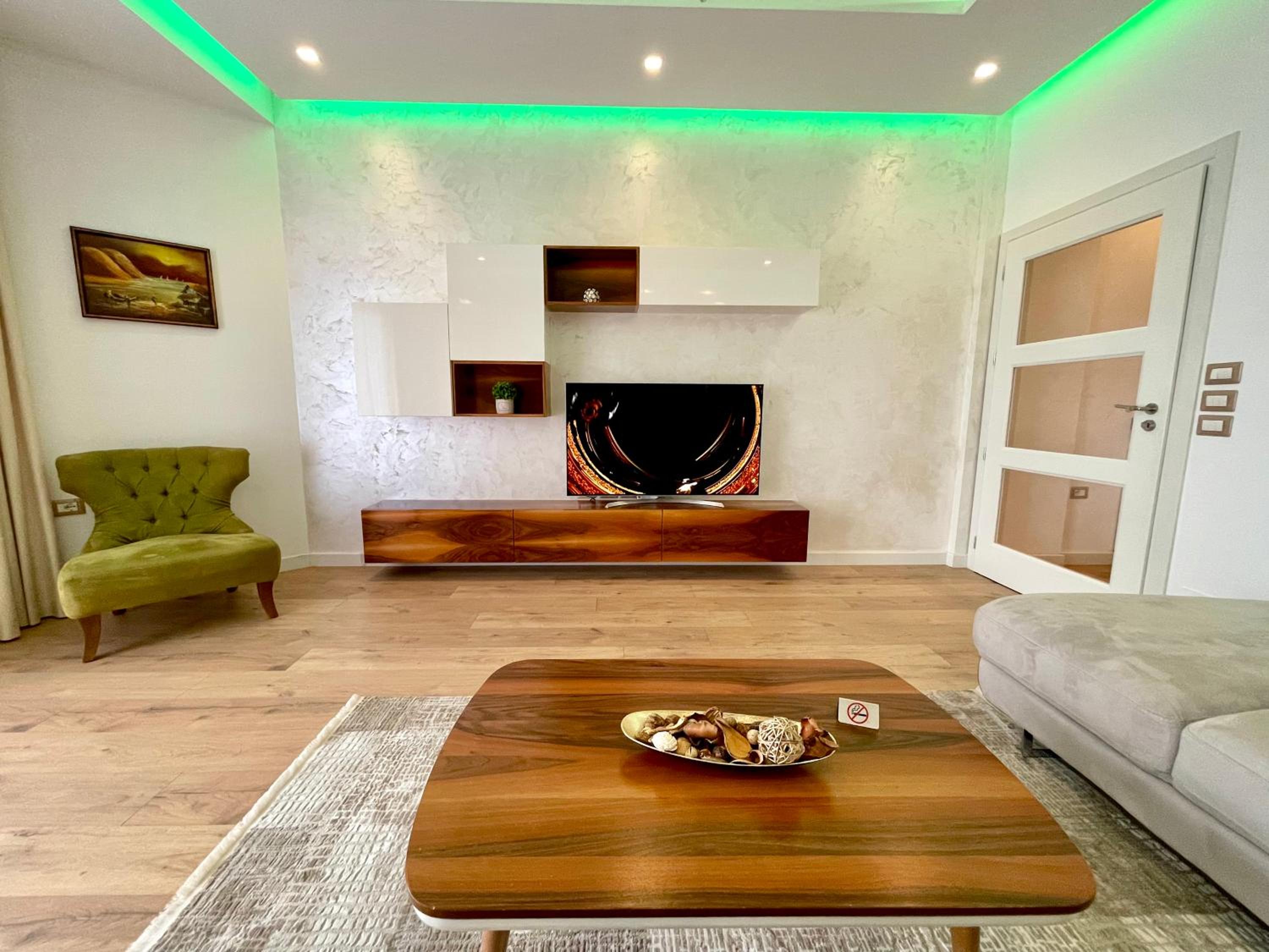 Queen’s Luxury Apartments Lake