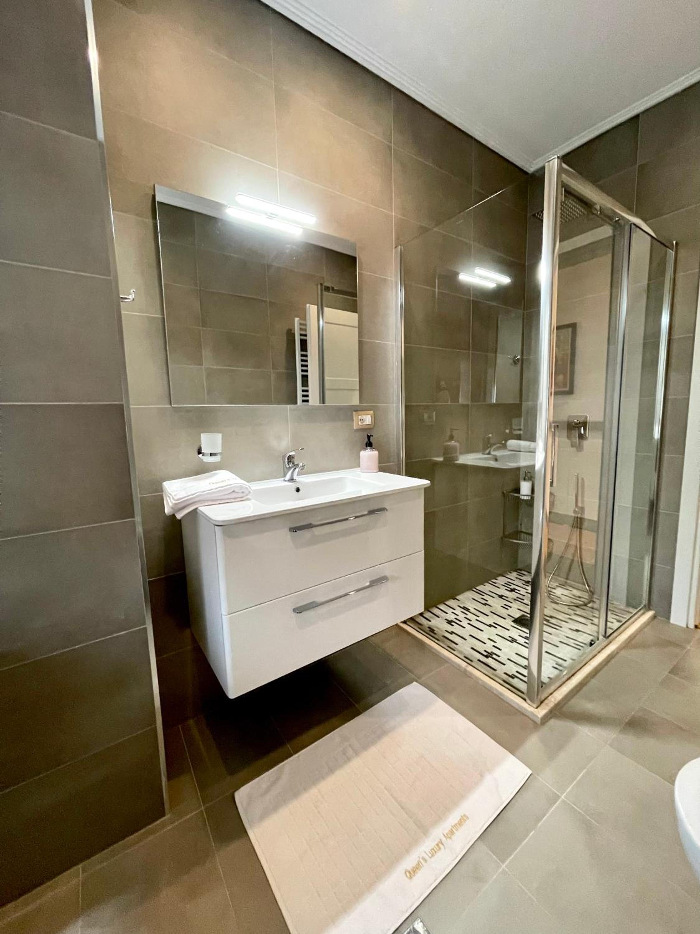 Queen’s Luxury Apartments Lake