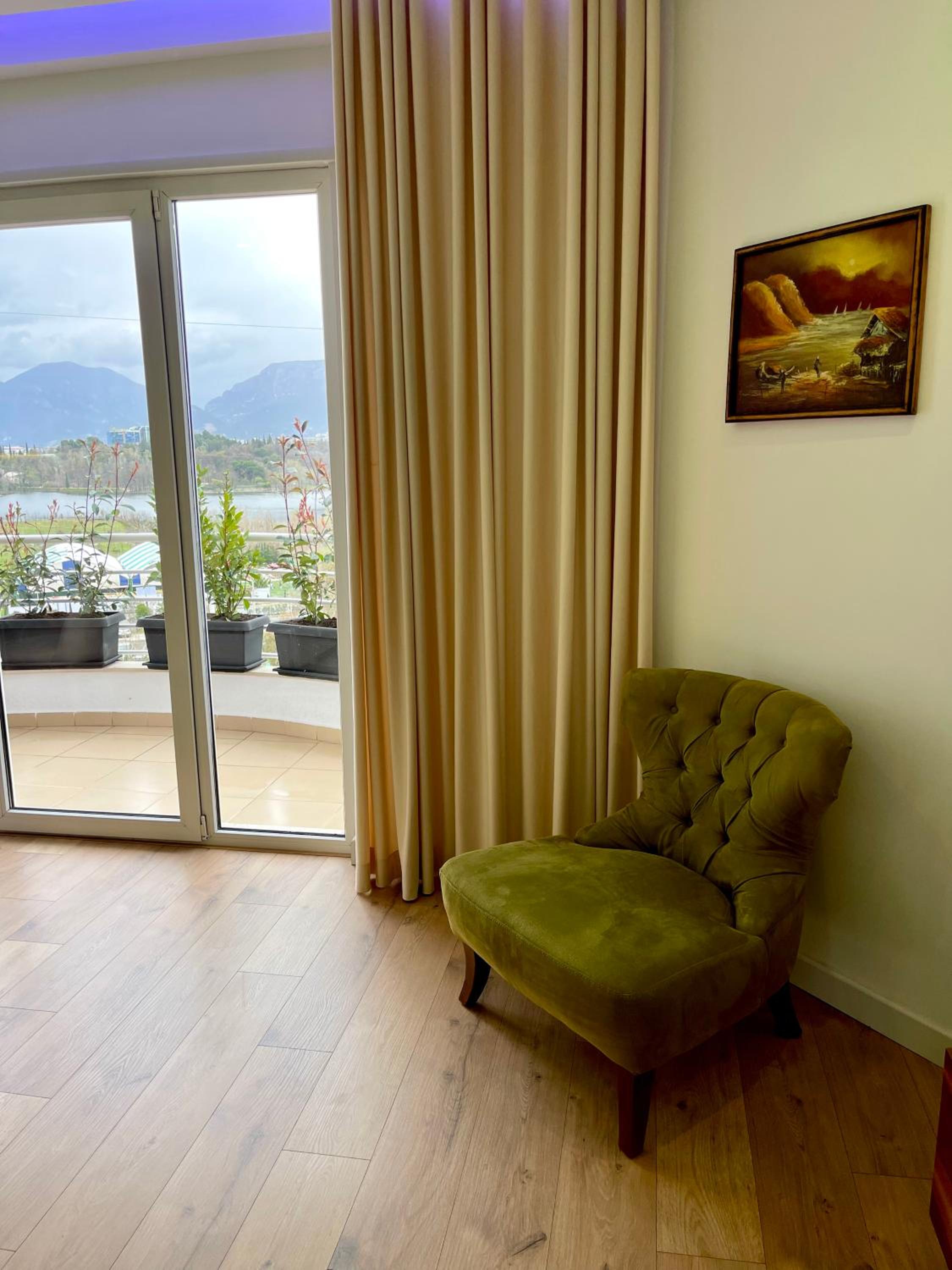 Queen’s Luxury Apartments Lake