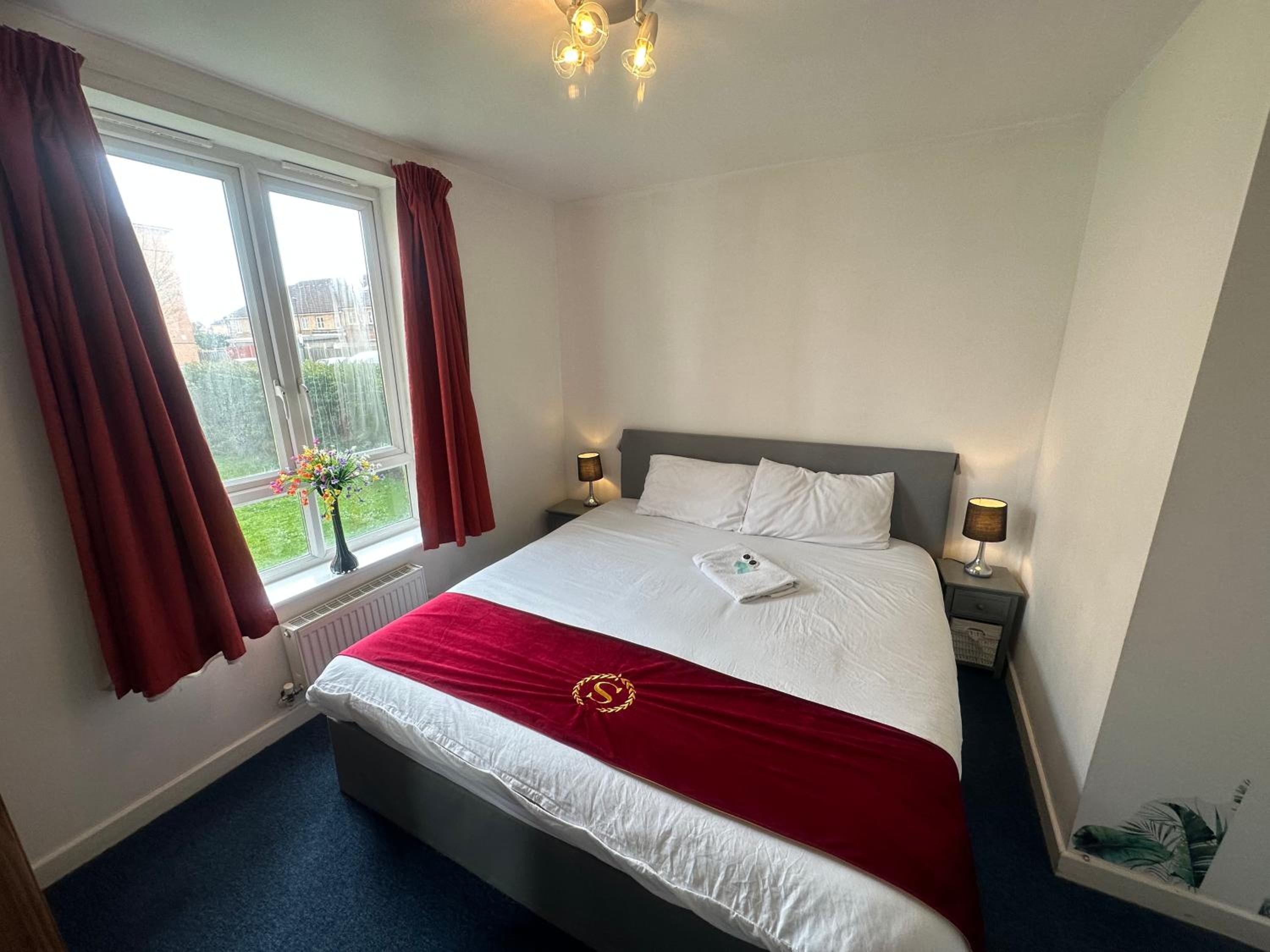 London 2 double bedrooms 2 Bathrooms Holiday Home - Parking SKYSPORTS, NETFLIX - 2 - 3 minutes walk to the Train station - 19min to London Liverpool Street