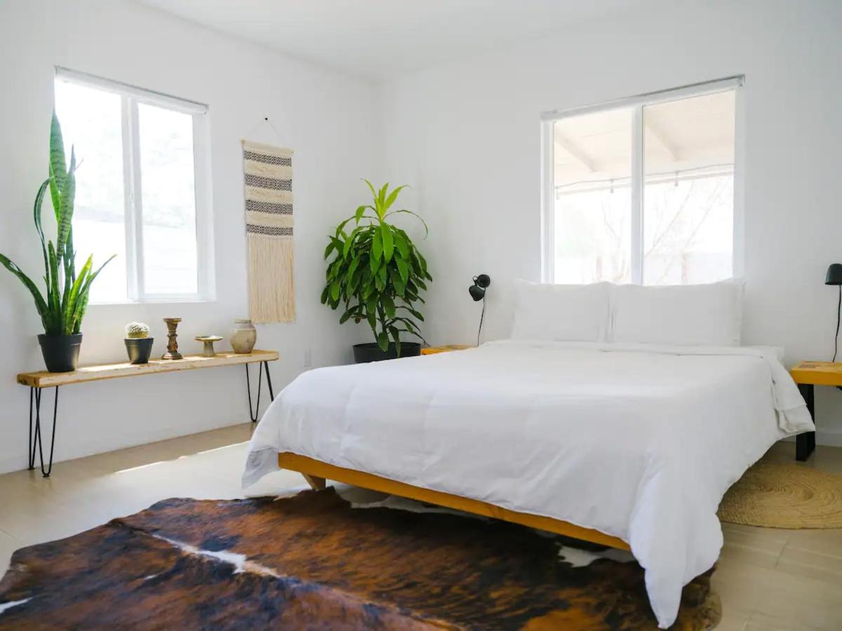 The Zen - Outdoor Shower, Gas Fireplace, Walkable to Shops & Restaurants view 5