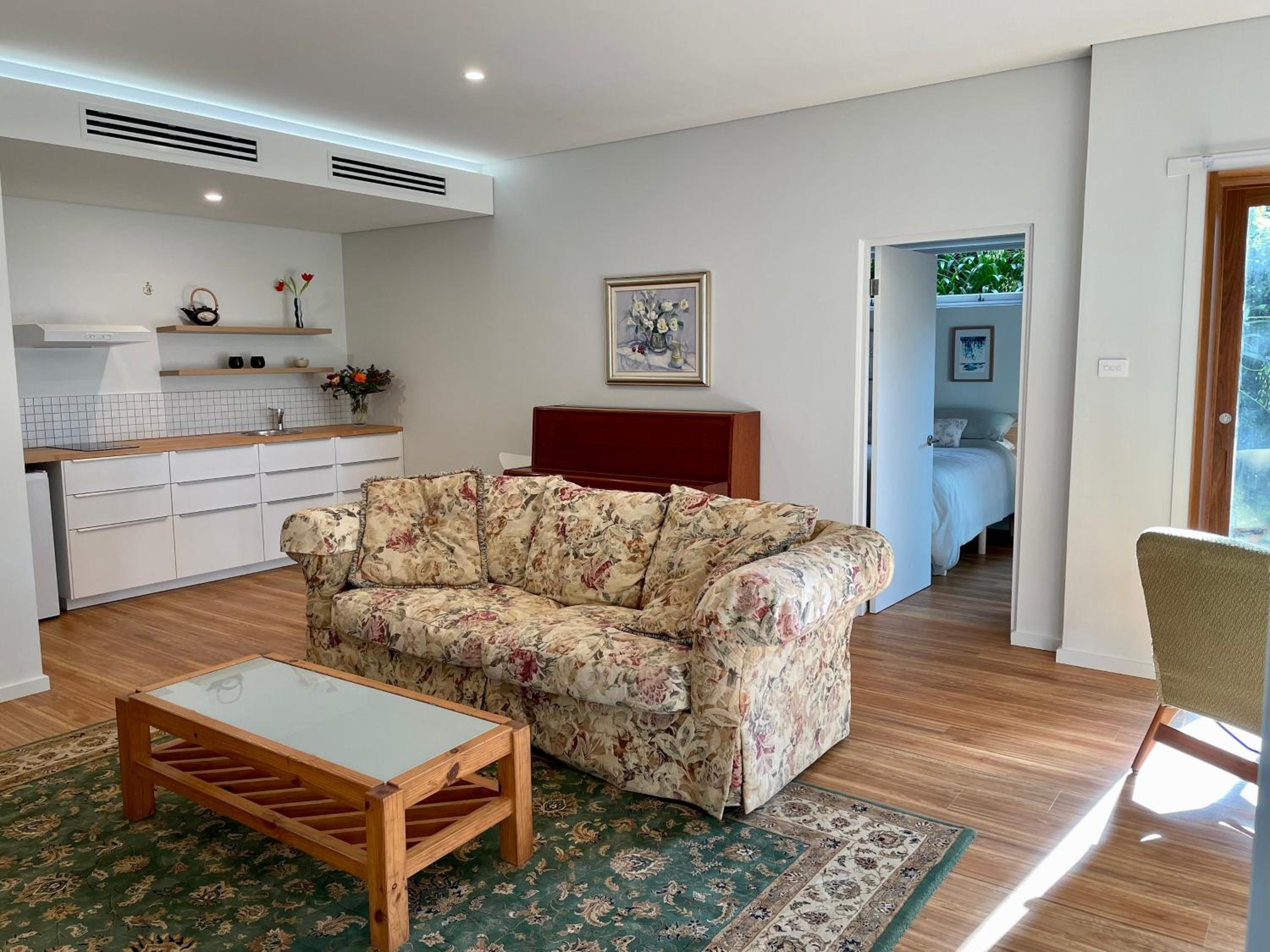 Tranquil Garden Apartment with living room