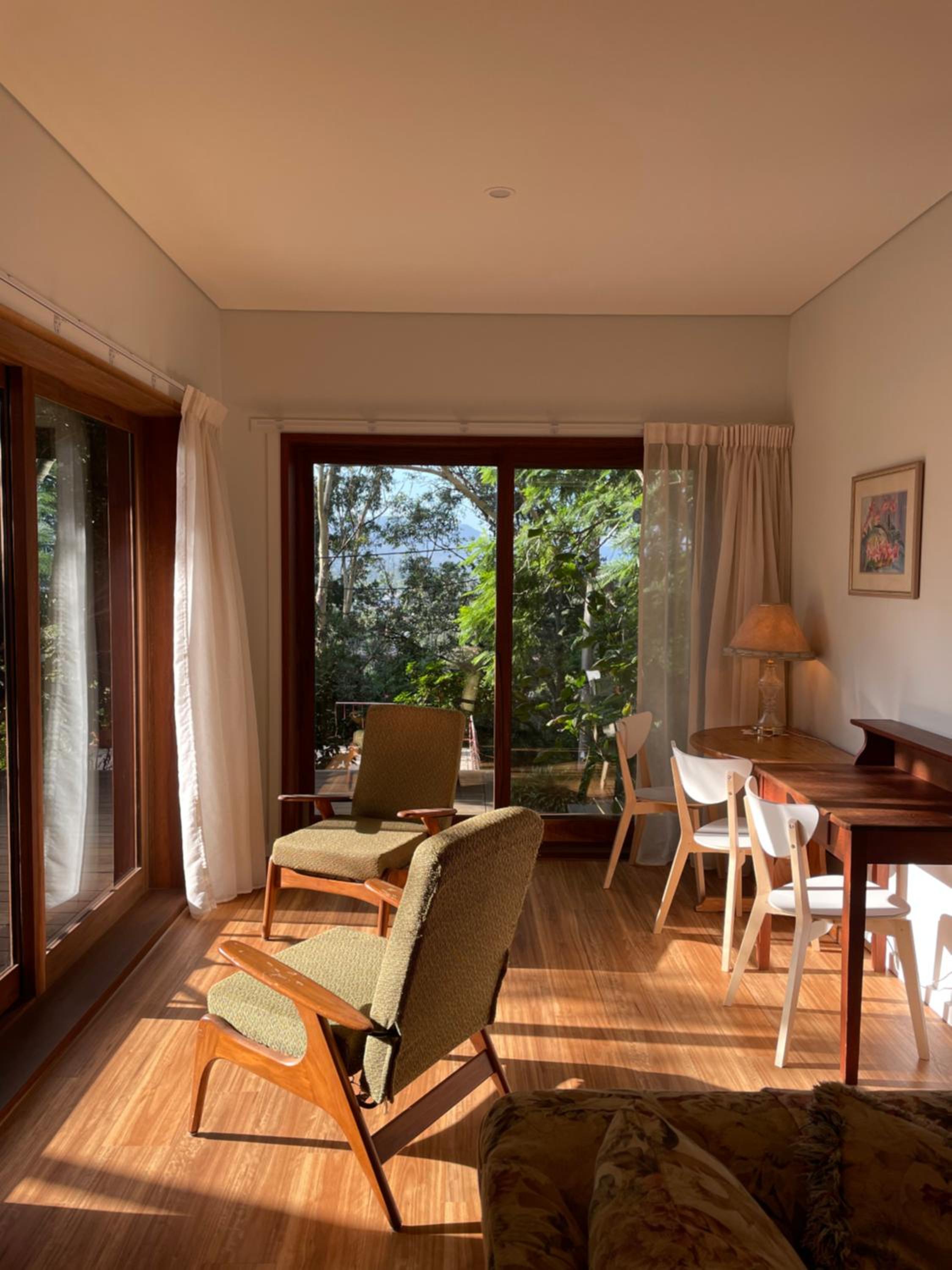 Tranquil Garden Apartment with living room