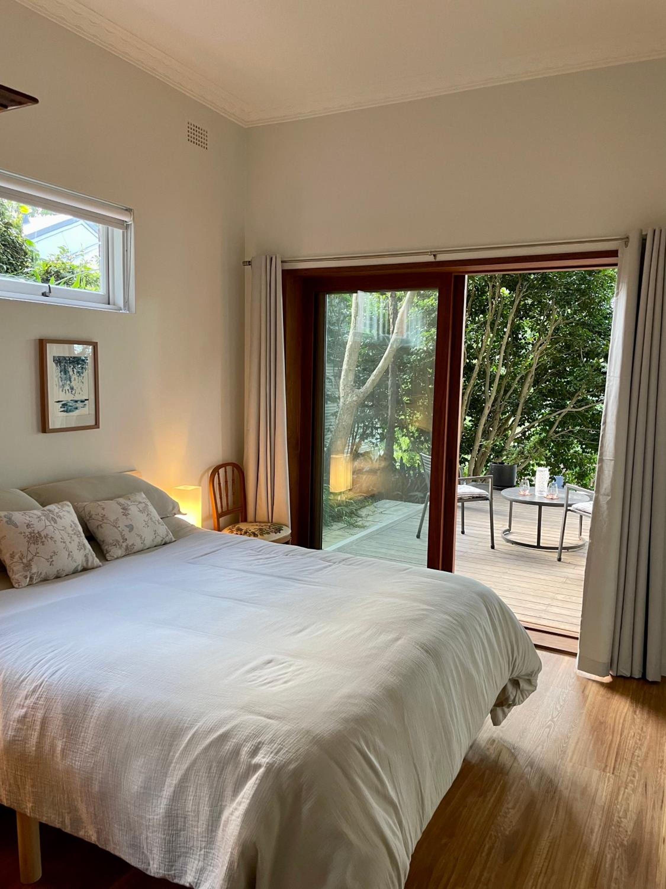 Tranquil Garden Apartment with living room