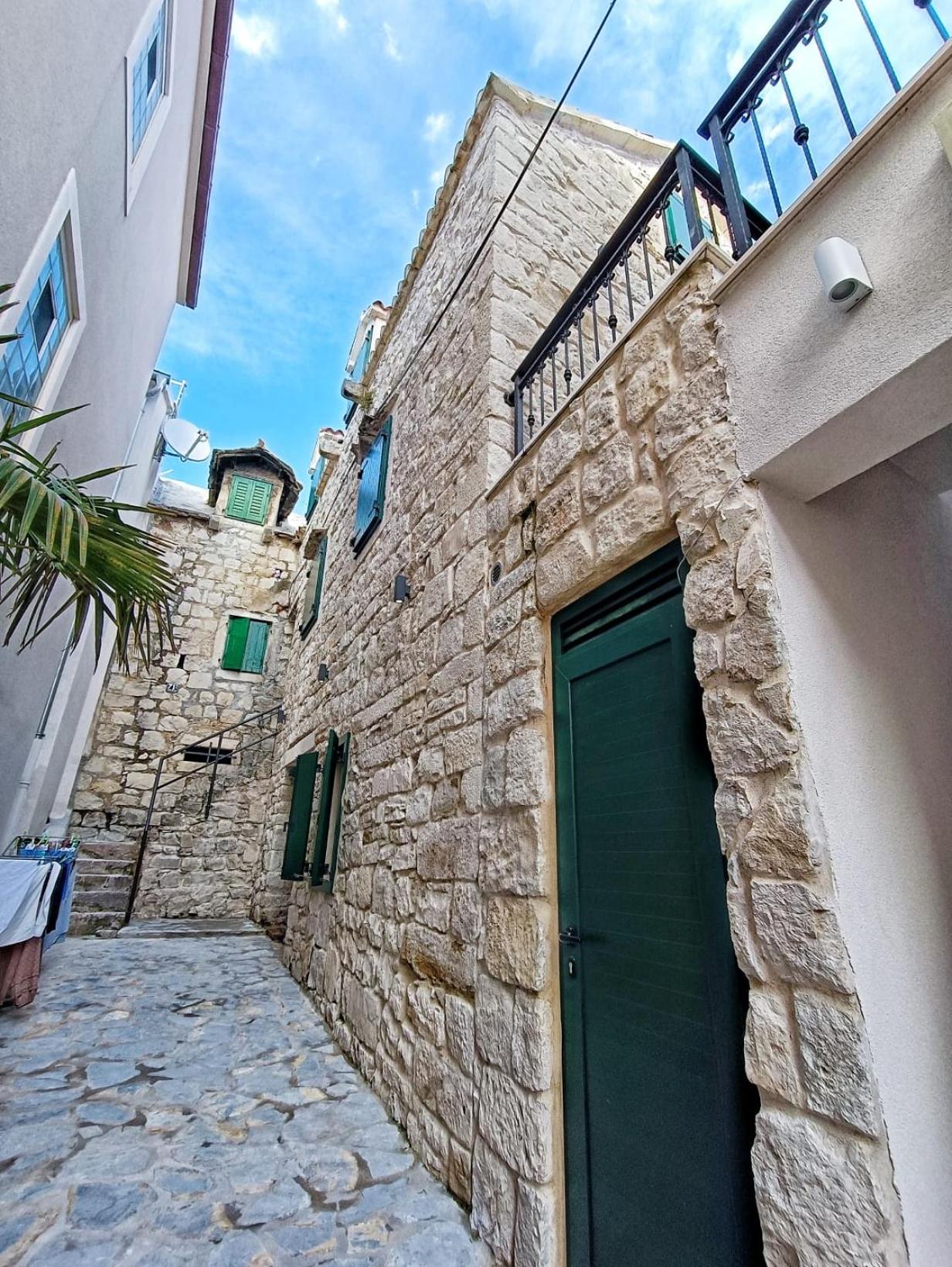 Luxury Apt Petra in 400 year old stone house