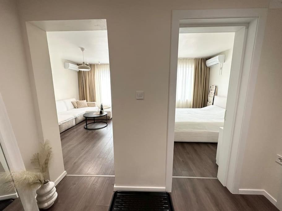 New luxury furnished apartment - beach, Varna center & fast Wi-FI