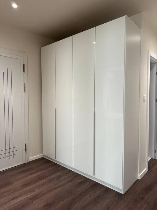 New luxury furnished apartment - beach, Varna center & fast Wi-FI