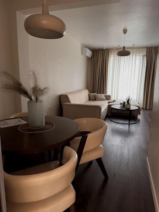 New luxury furnished apartment - beach, Varna center & fast Wi-FI
